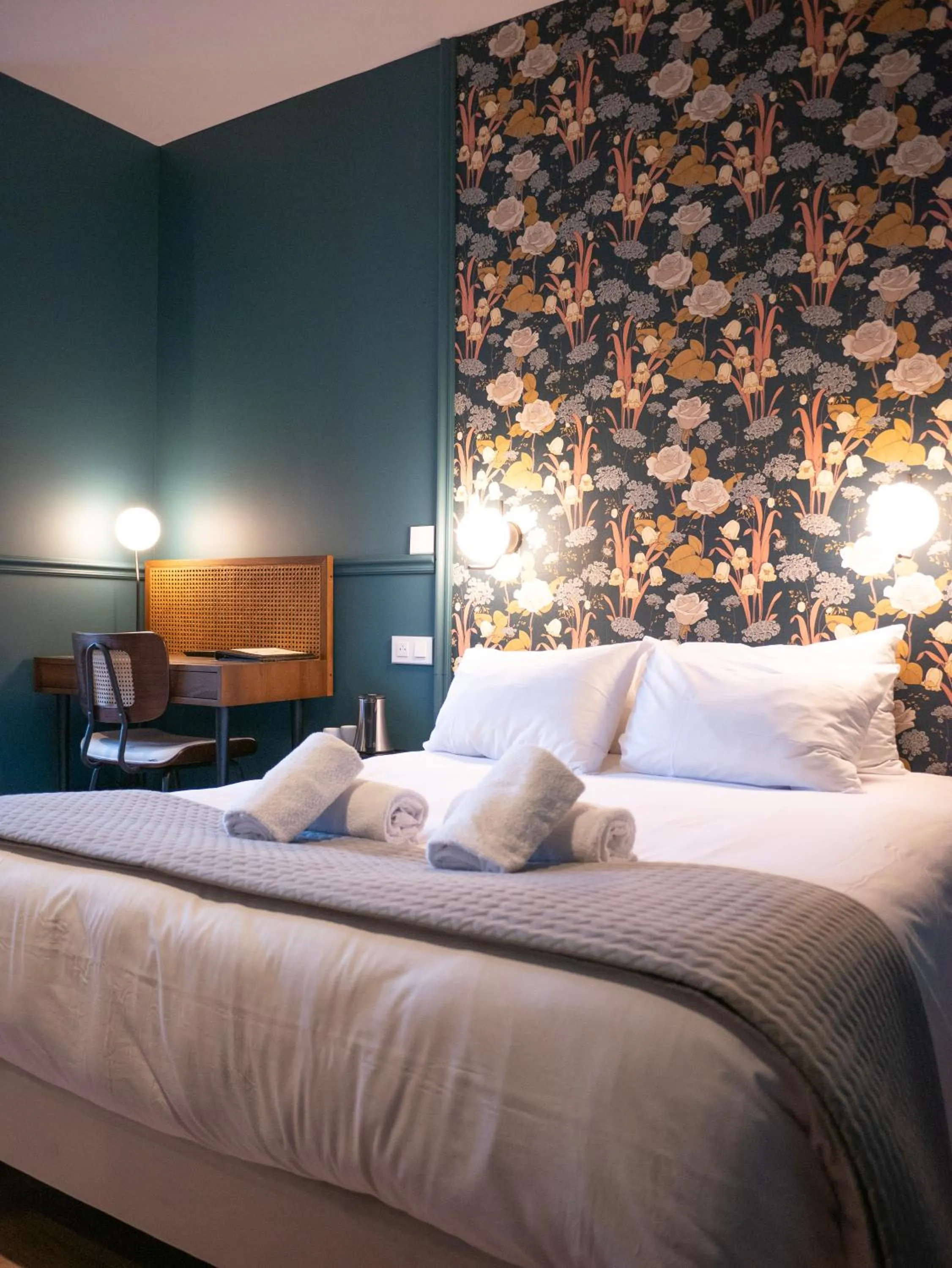 Shower, Bed in Hôtel Gallia