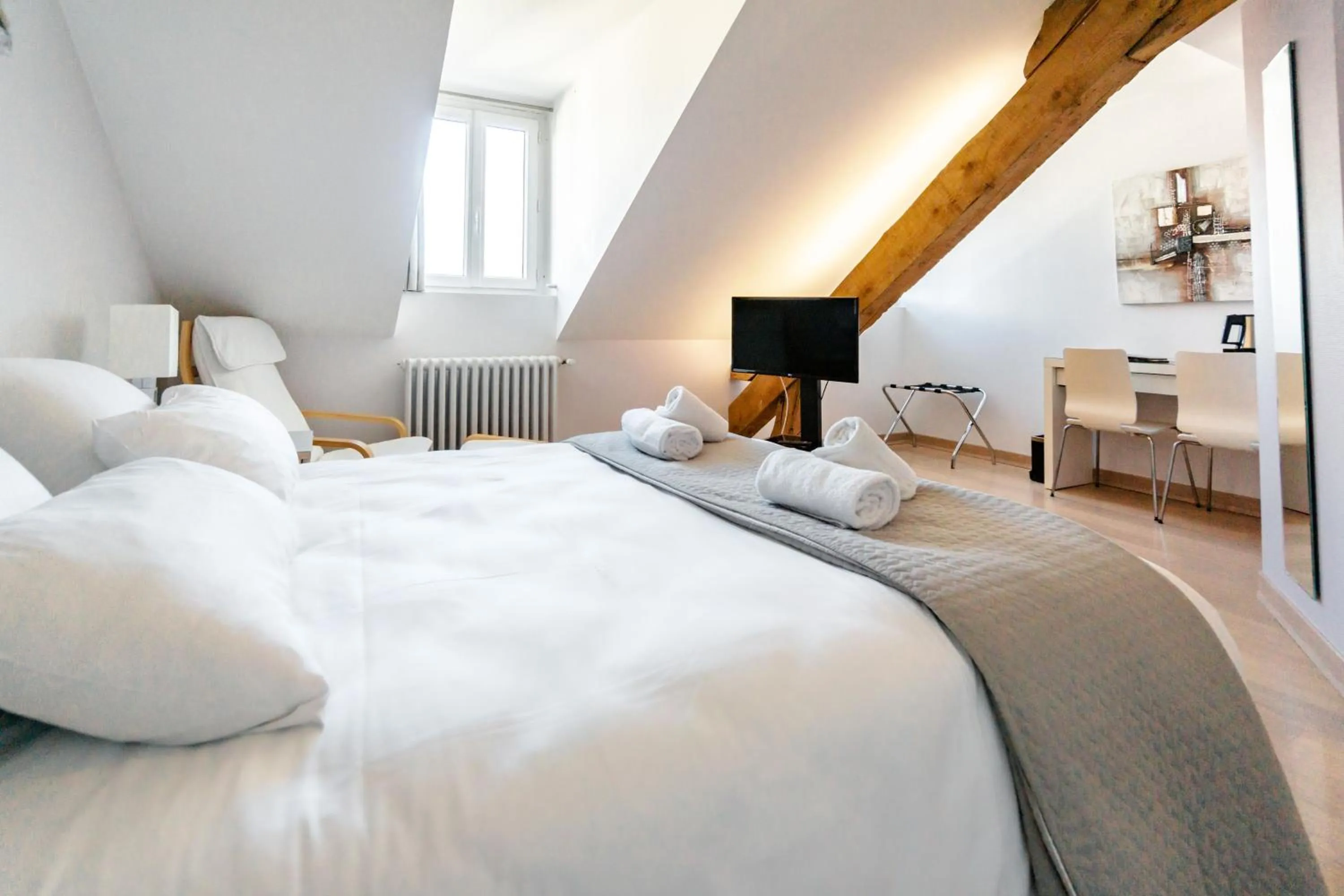 Shower, Bed in Hôtel Gallia