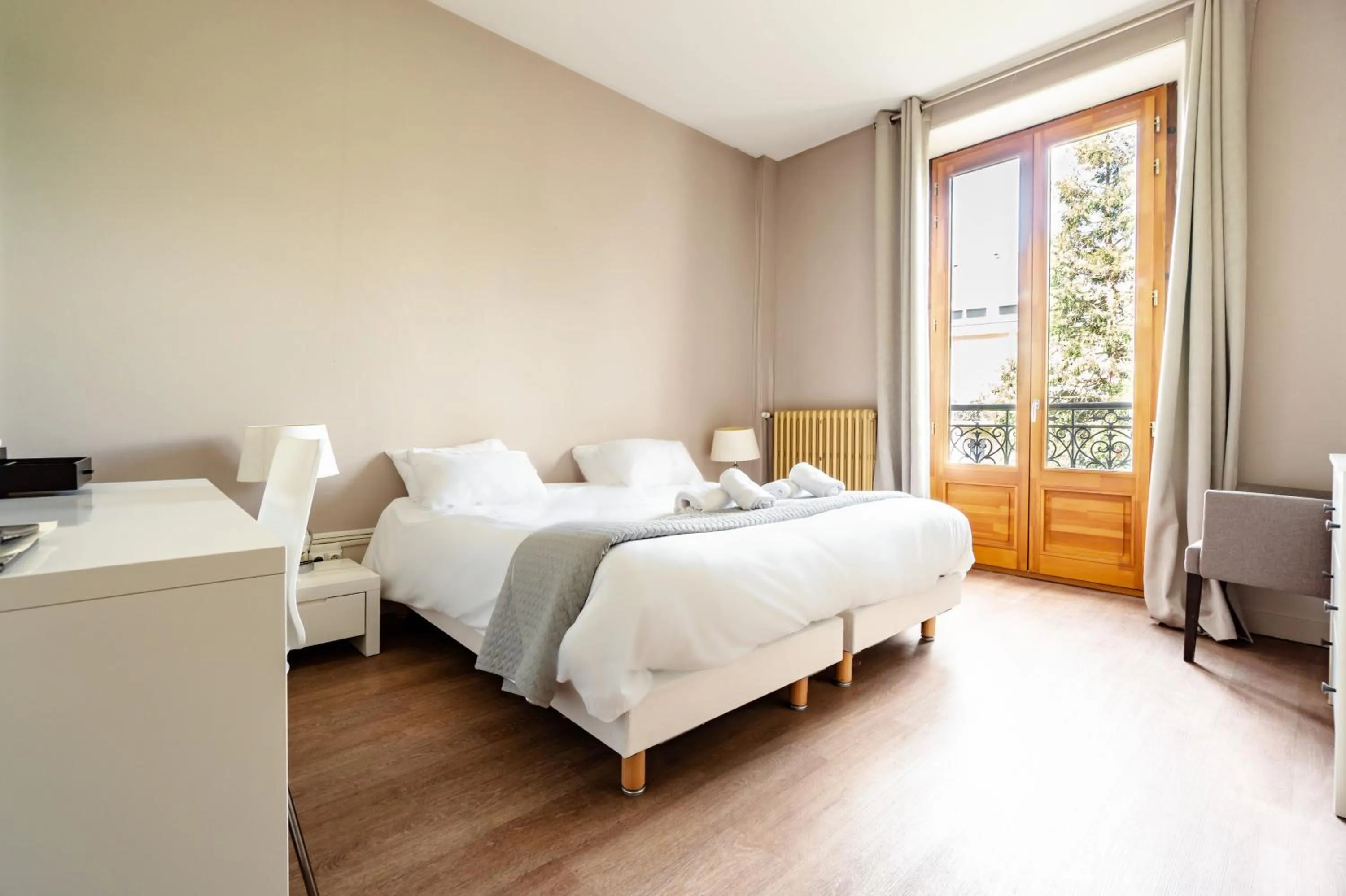 Bedroom, Bed in Hôtel Gallia