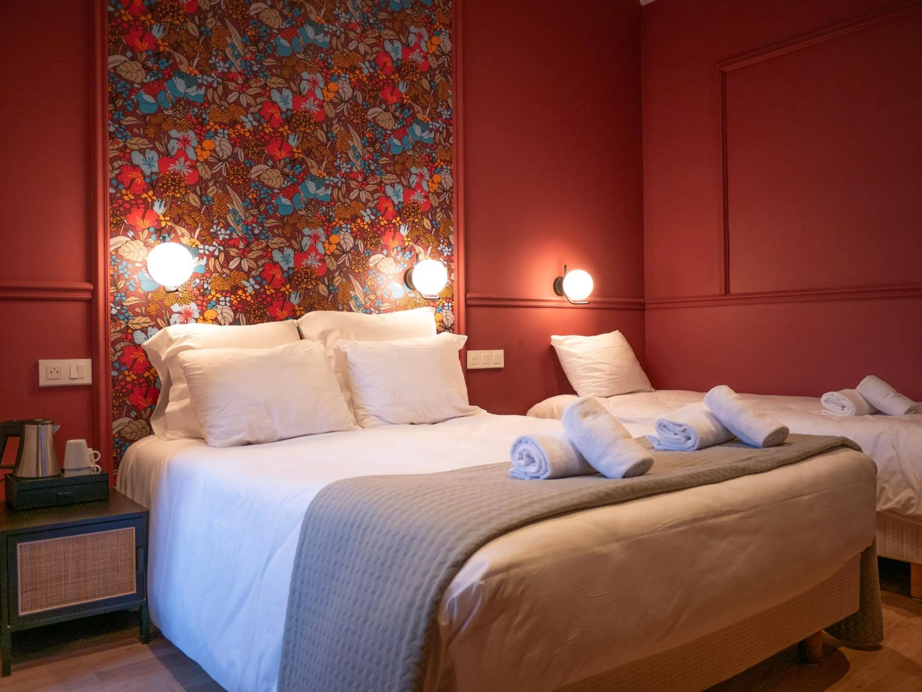 Shower, Bed in Hôtel Gallia