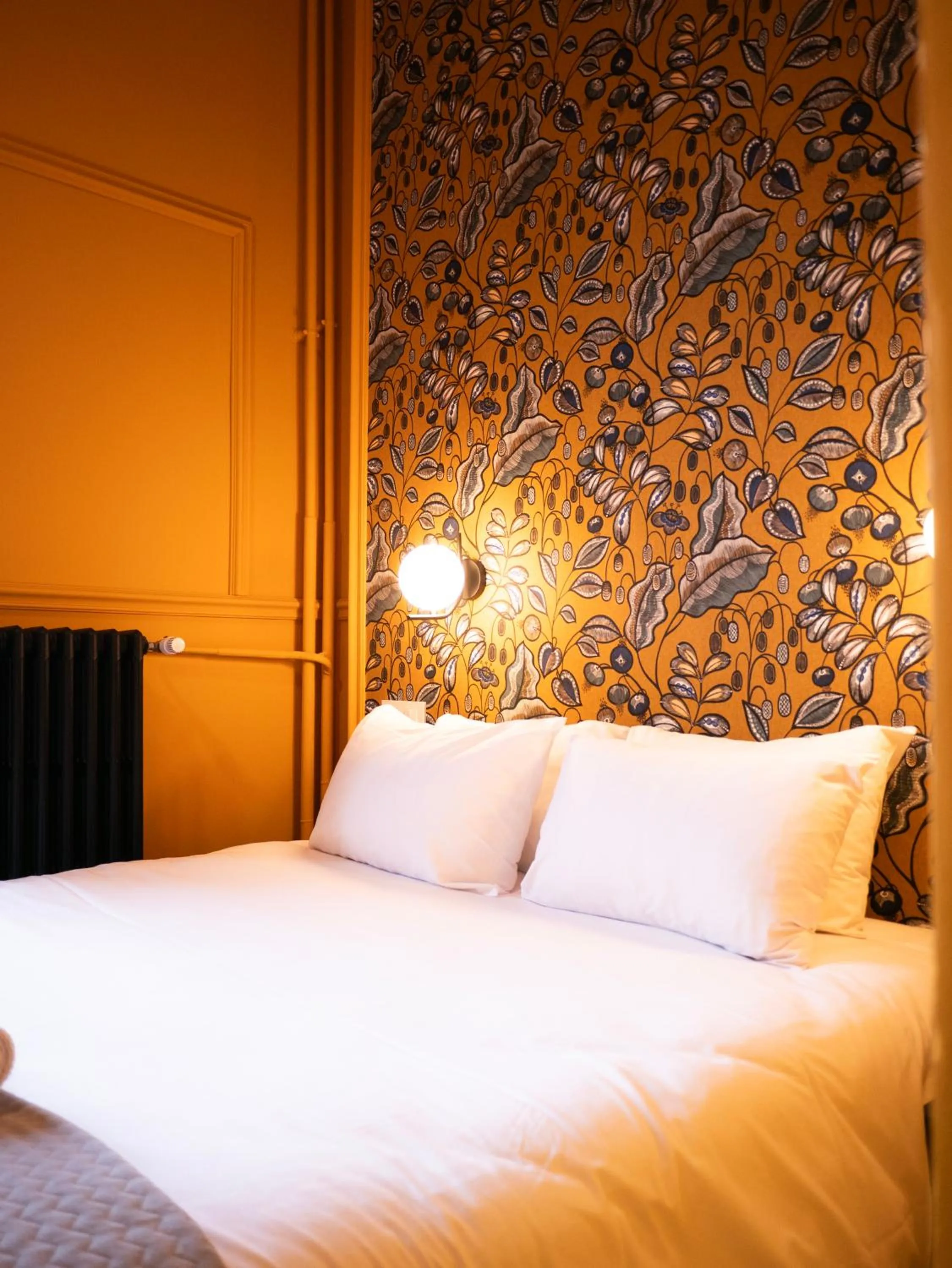 Shower, Bed in Hôtel Gallia