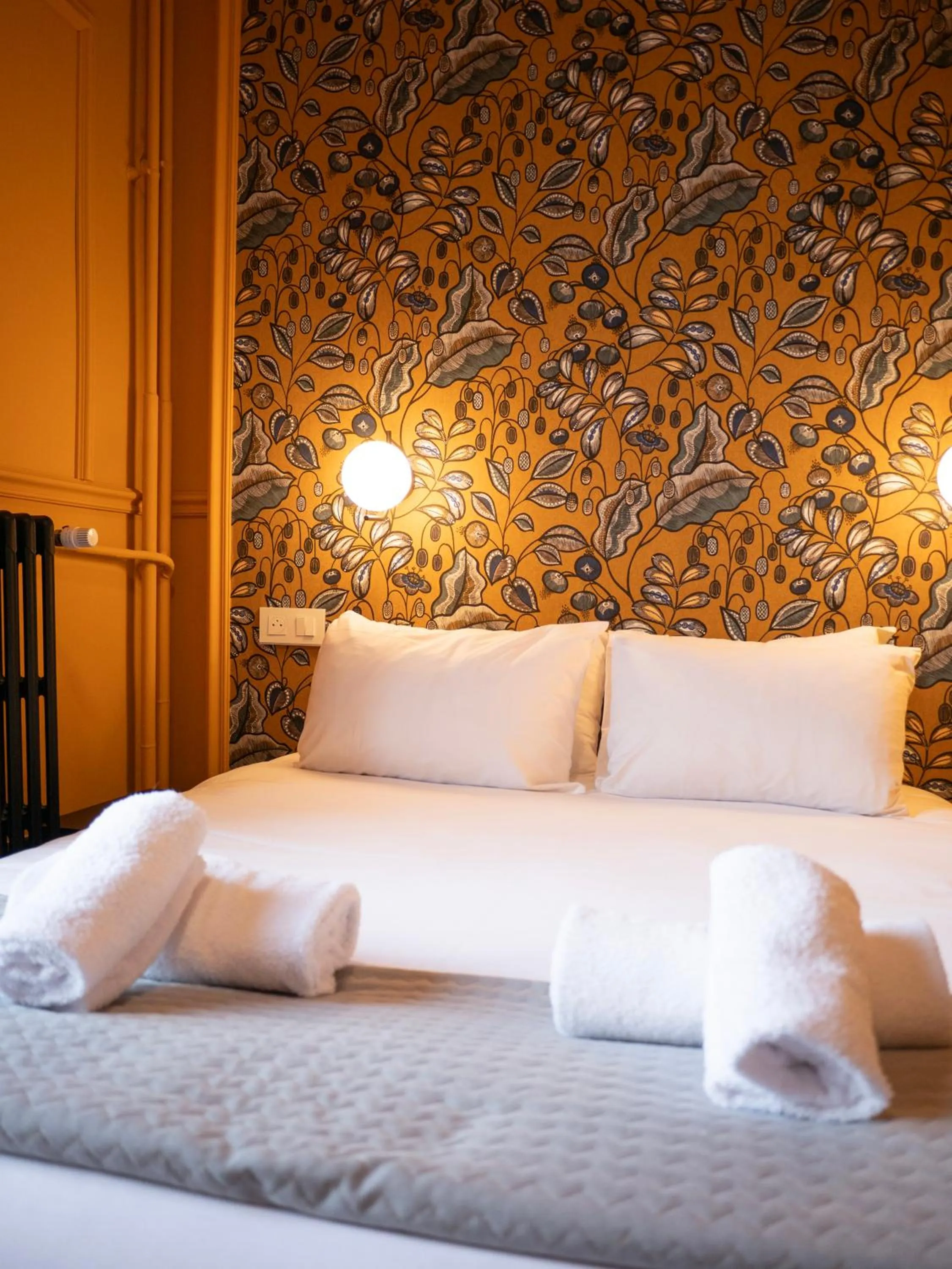 Shower, Bed in Hôtel Gallia