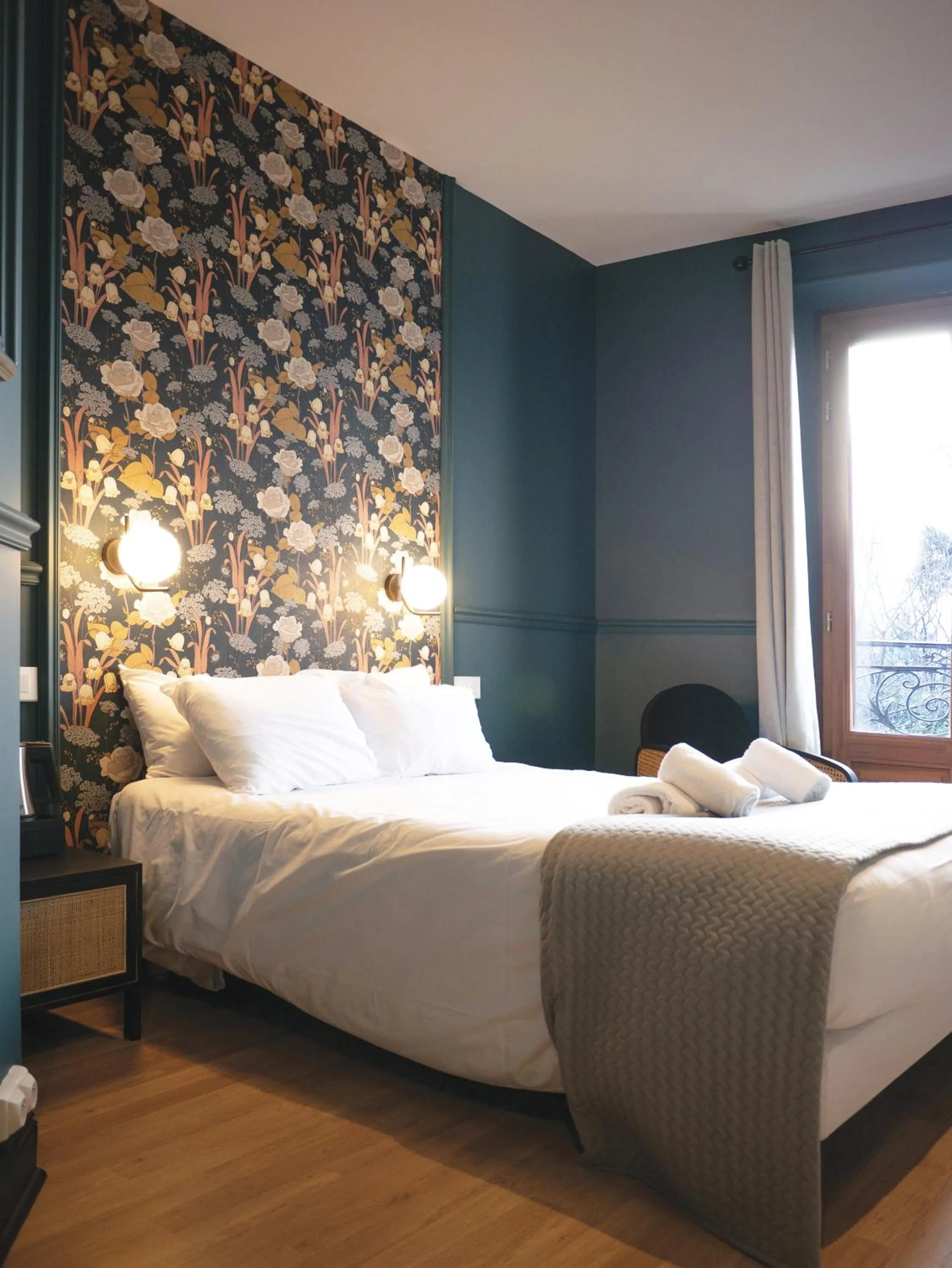 Shower, Bed in Hôtel Gallia