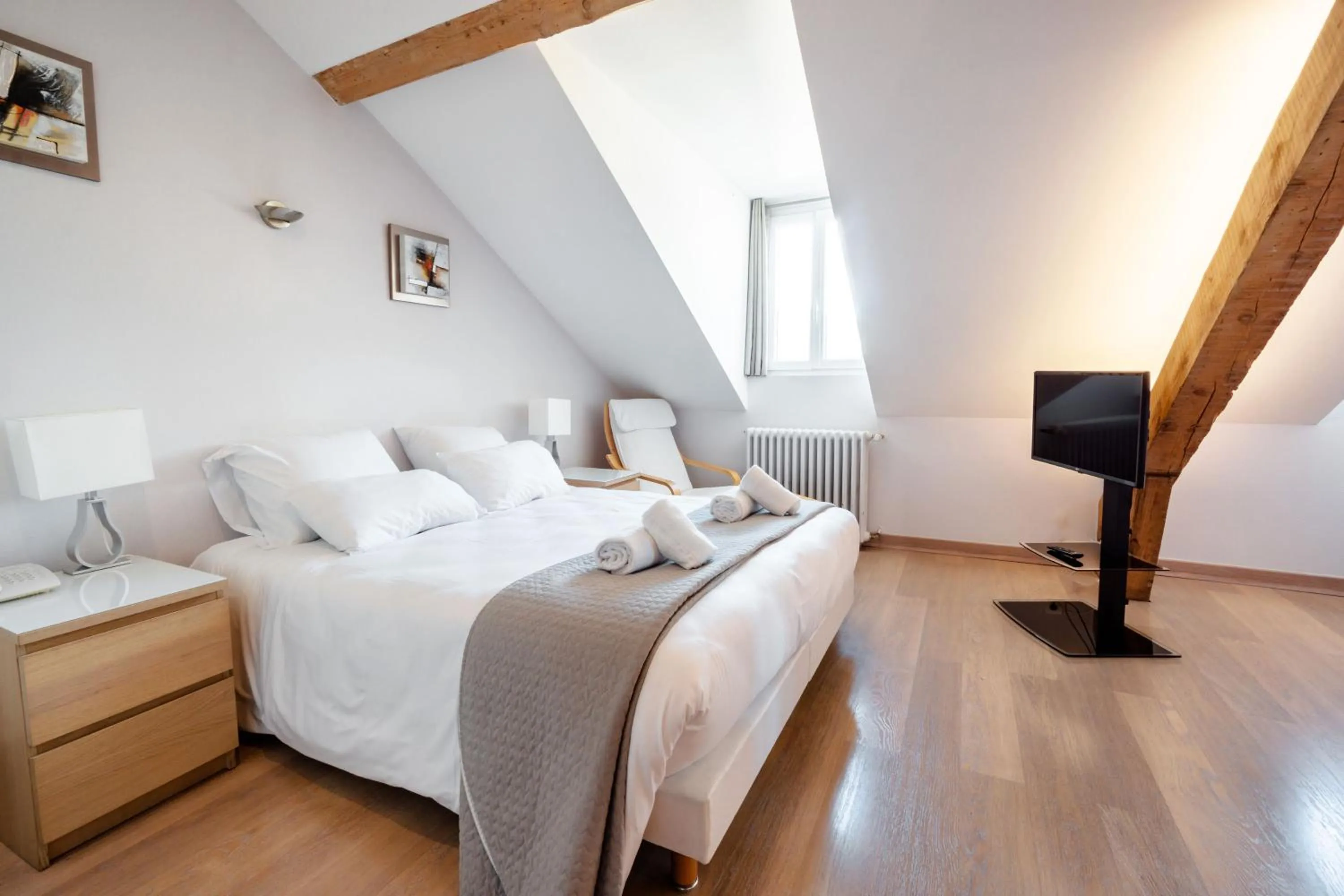 Shower, Bed in Hôtel Gallia