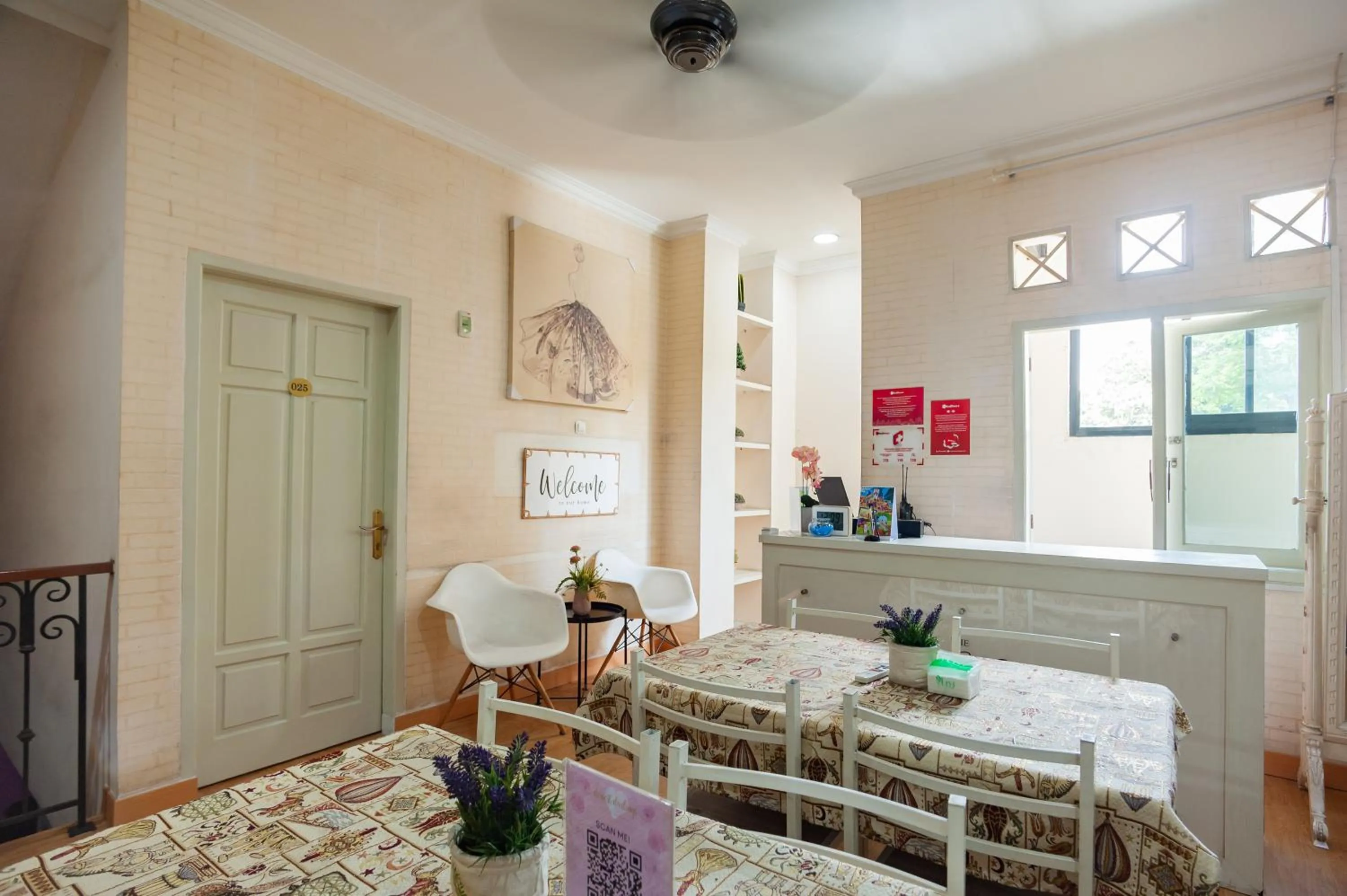 Kitchen or kitchenette in Urbanview Hotel Jagakarsa by RedDoorz