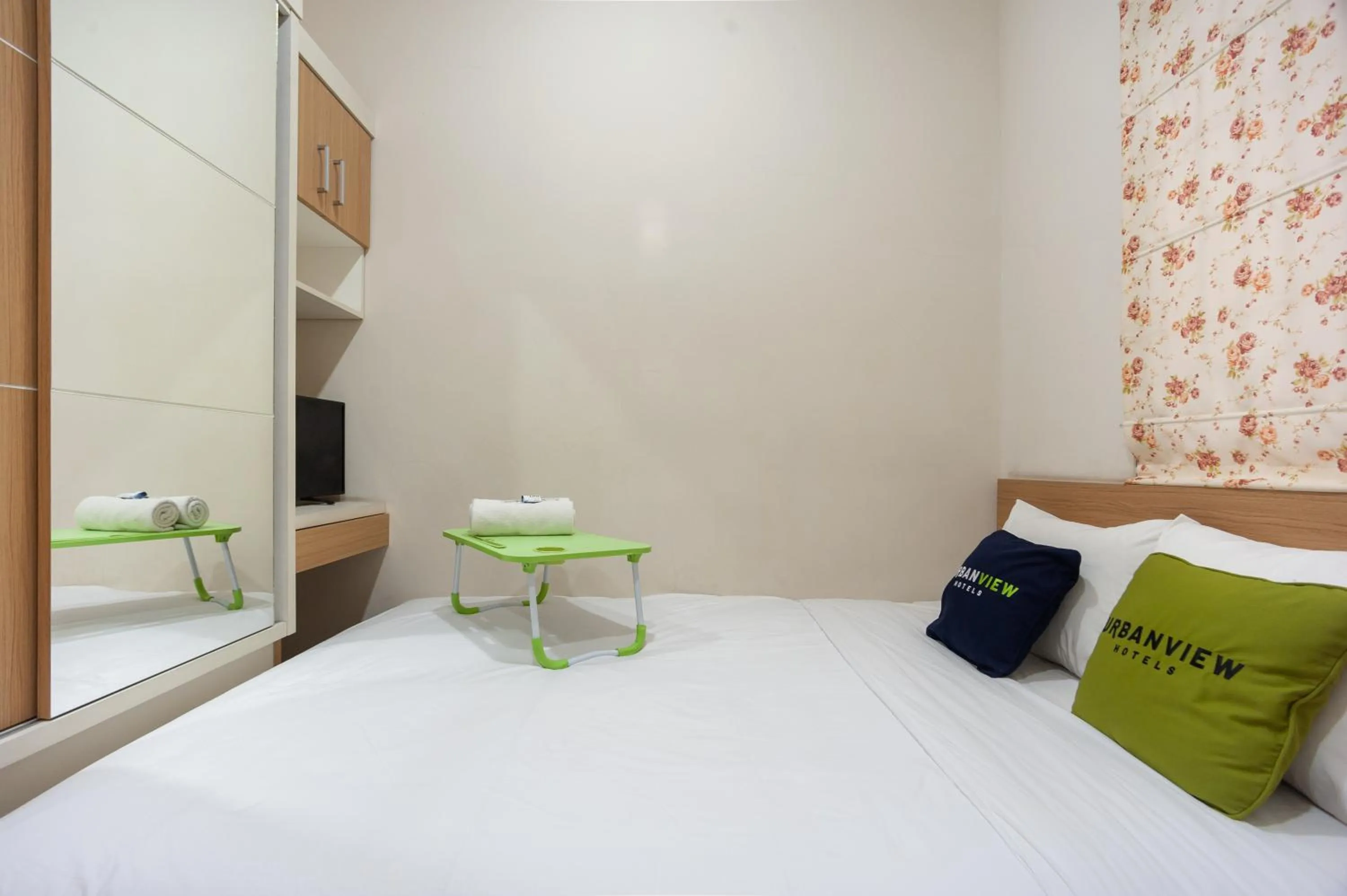 Bedroom, Bed in Urbanview Hotel Jagakarsa by RedDoorz