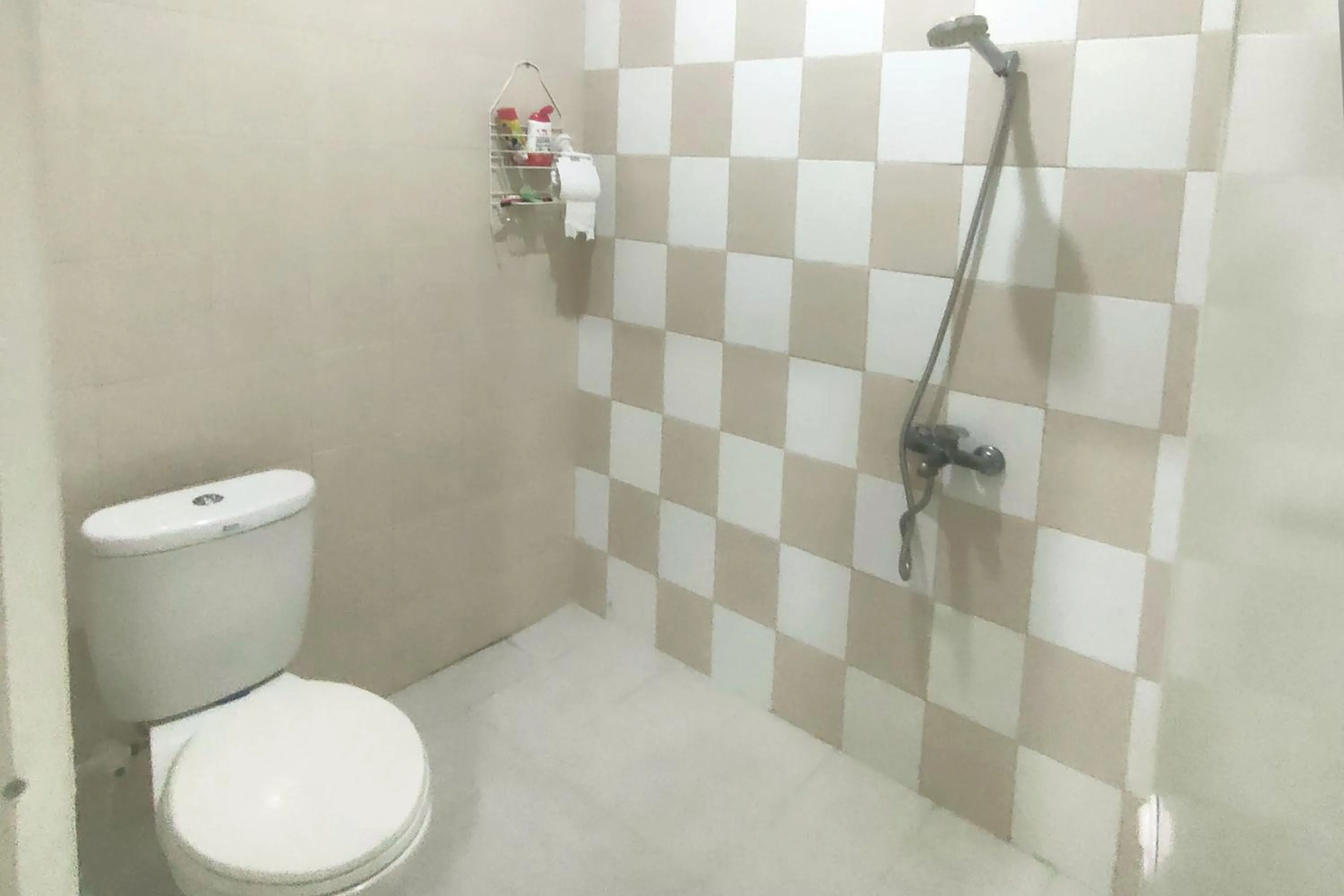 Bathroom in Urbanview Hotel Jagakarsa by RedDoorz