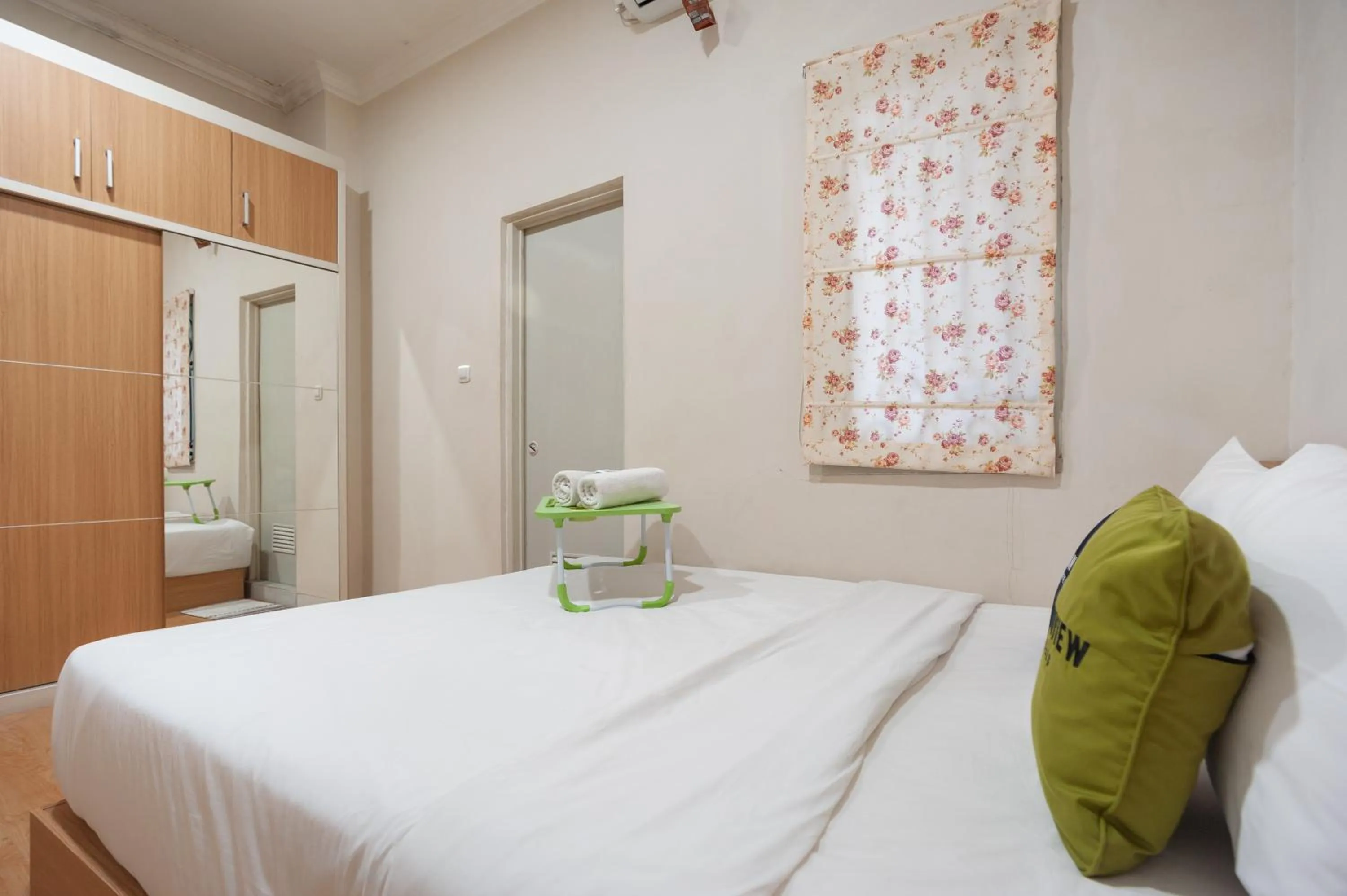 Bedroom, Bed in Urbanview Hotel Jagakarsa by RedDoorz