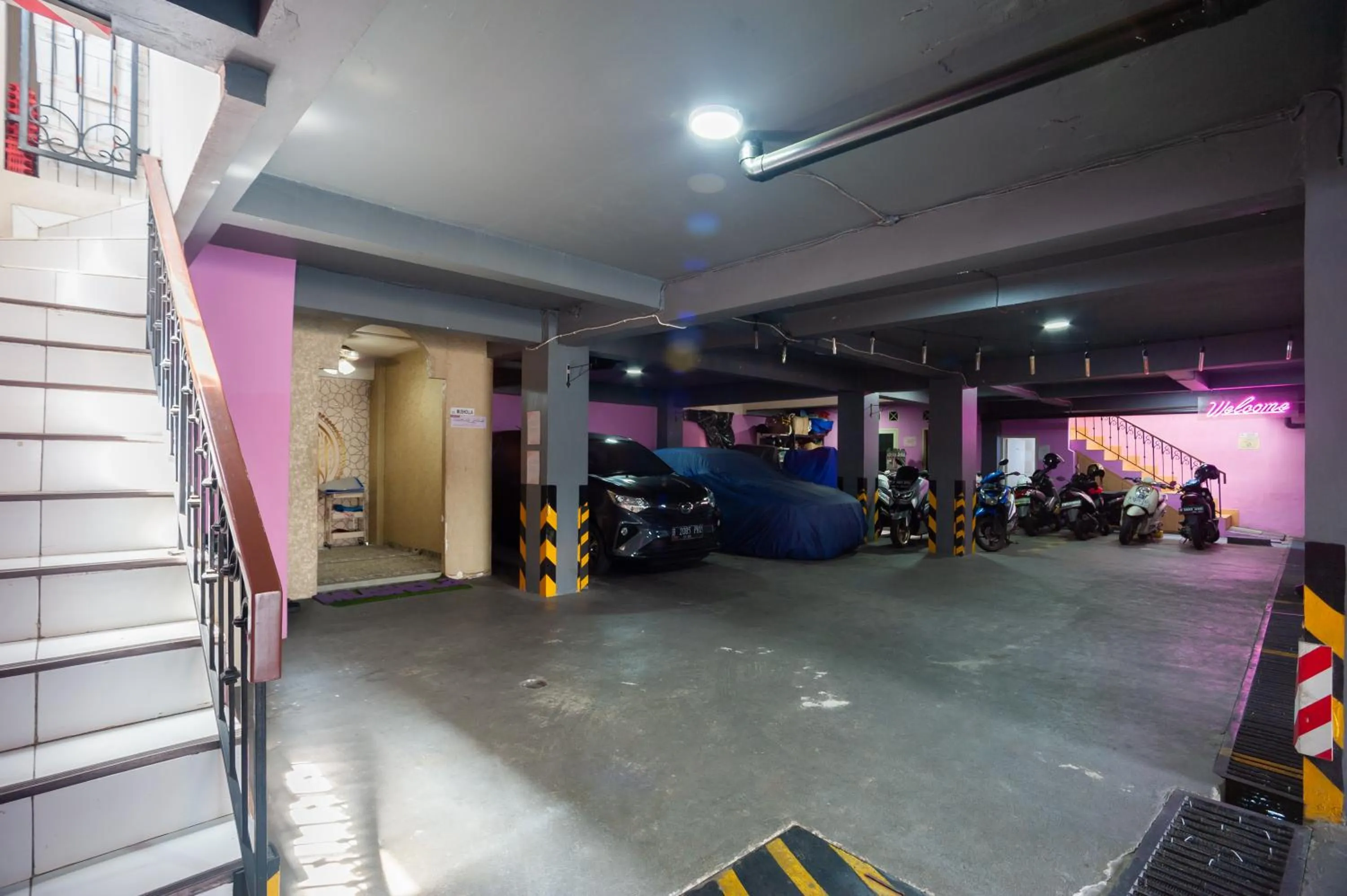 Parking in Urbanview Hotel Jagakarsa by RedDoorz