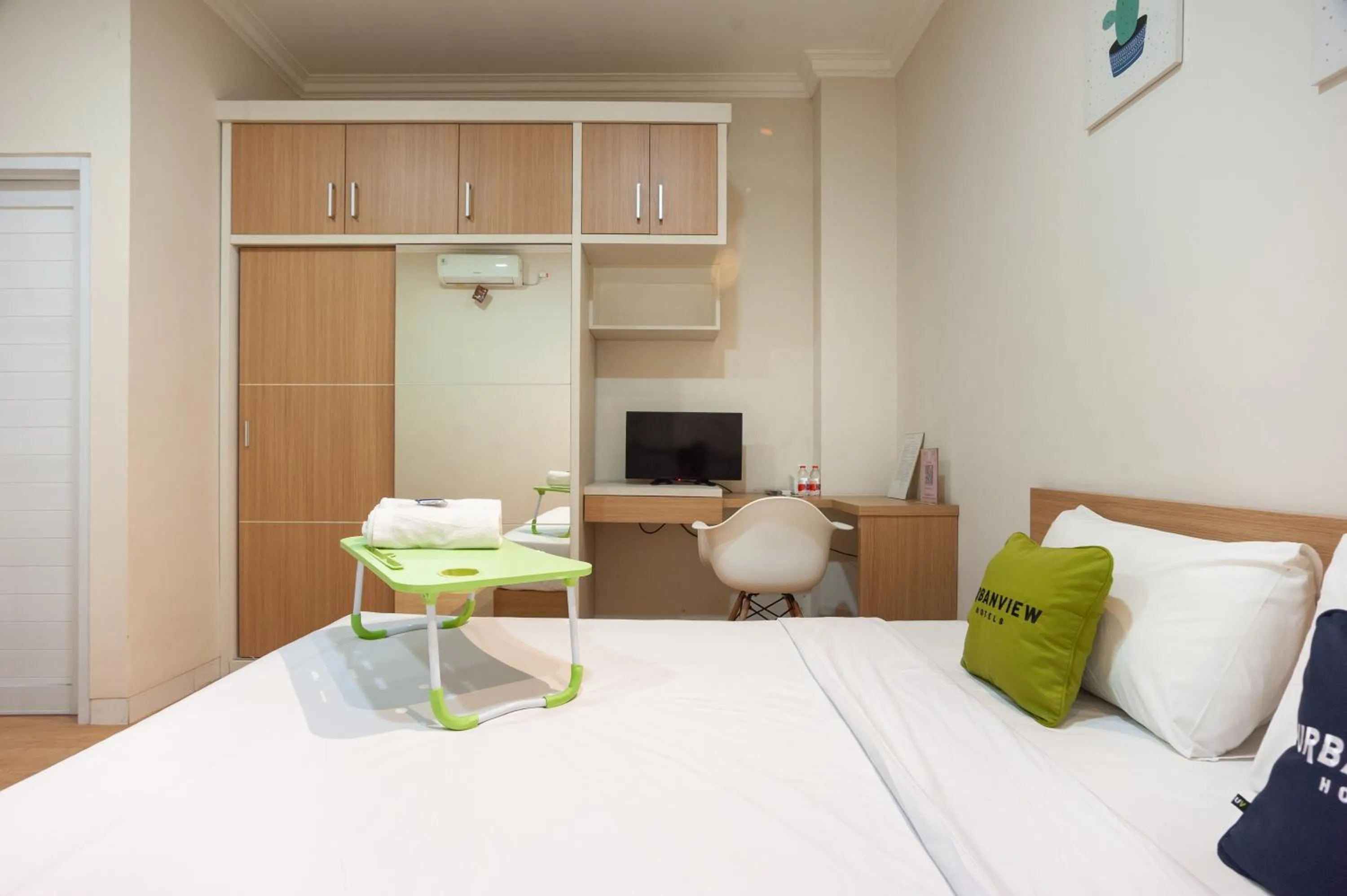 Bedroom, Bed in Urbanview Hotel Jagakarsa by RedDoorz