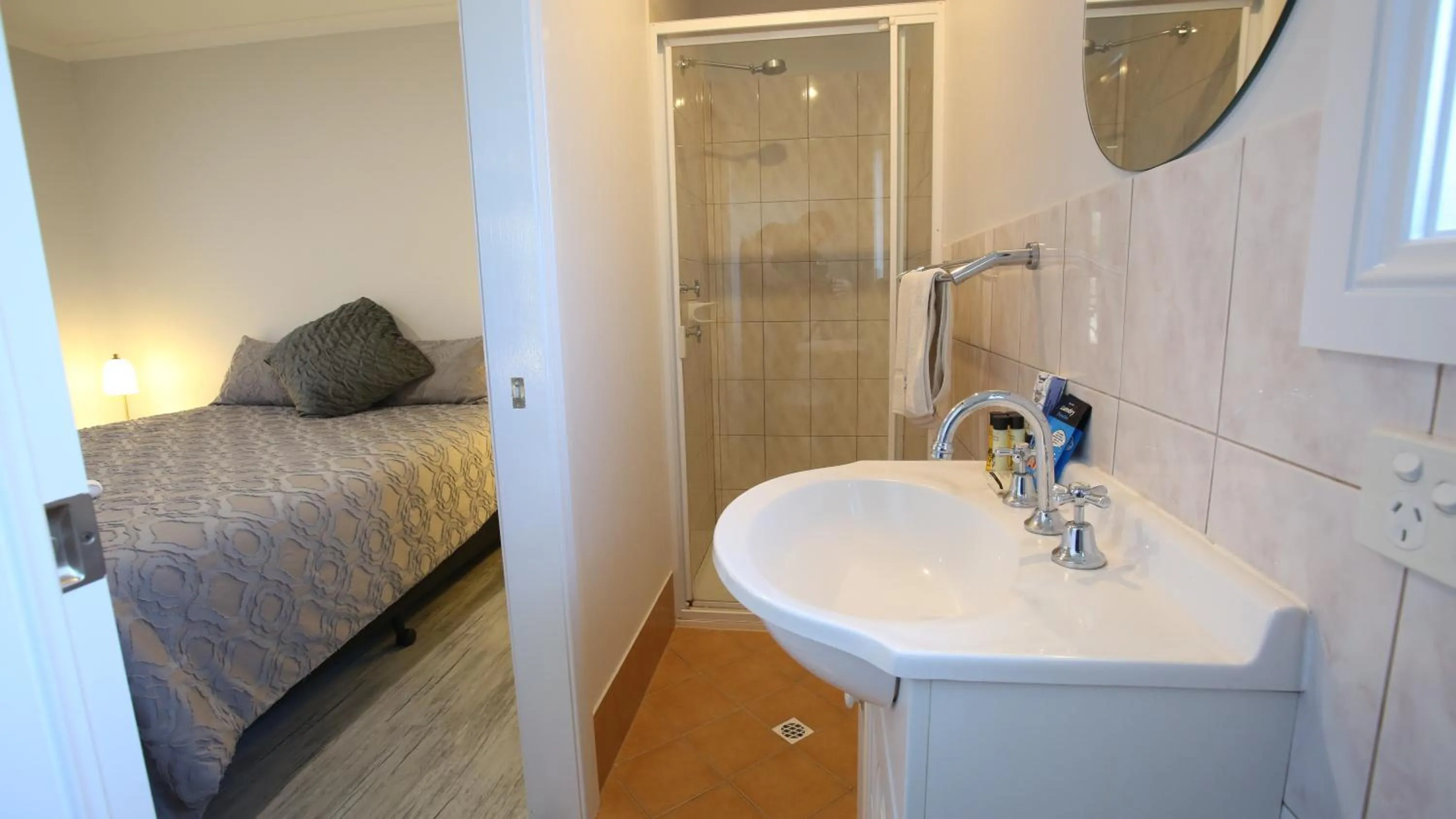 Shower, Bed in Port Lincoln Villas