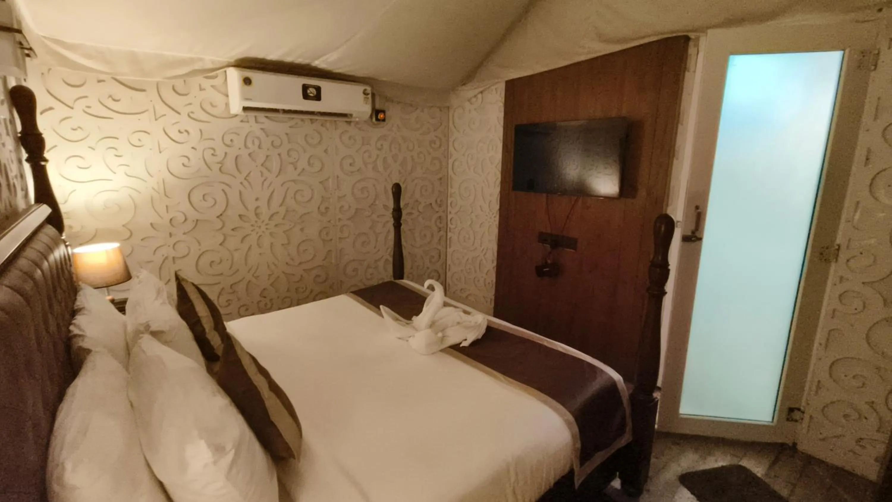 Bed in Luxury Amar Tree Resort