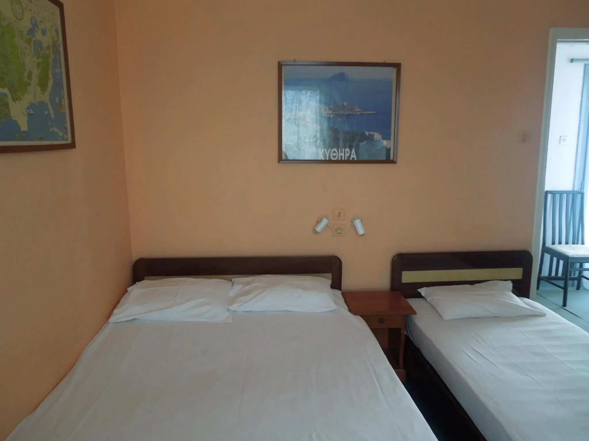 Triple Room with Shared Bathroom in Miramare Hotel Triple Room with Shared Bathroom in Miramare Hotel