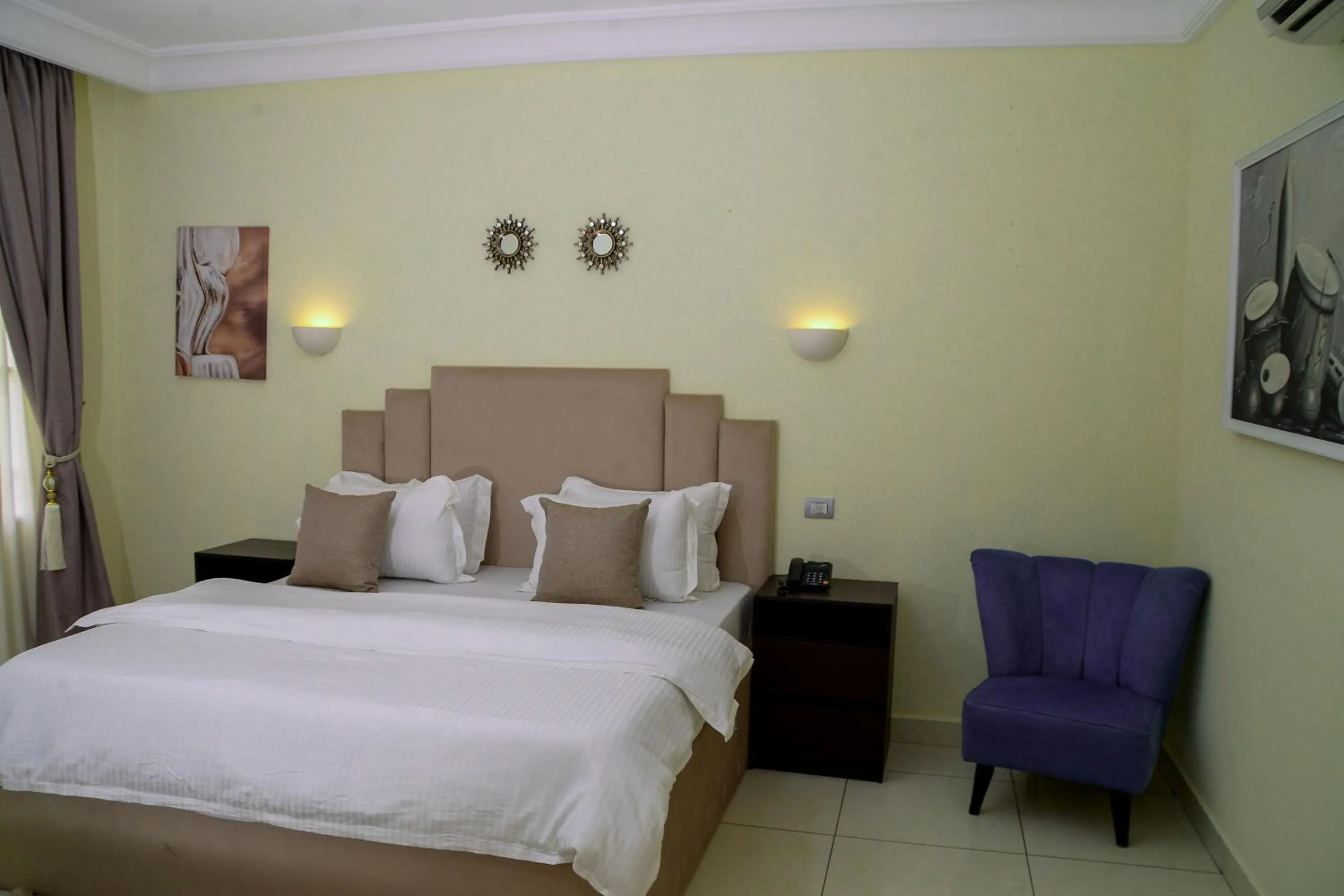 Photo of the whole room, Bed in House 24