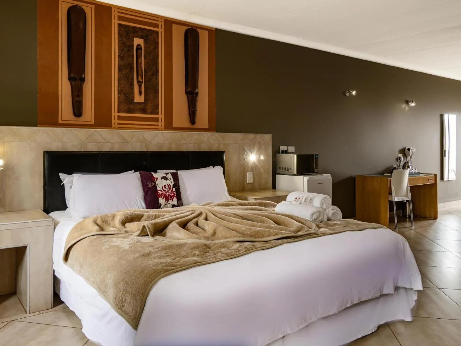 Photo of the whole room, Bed in Kuruman Lodge