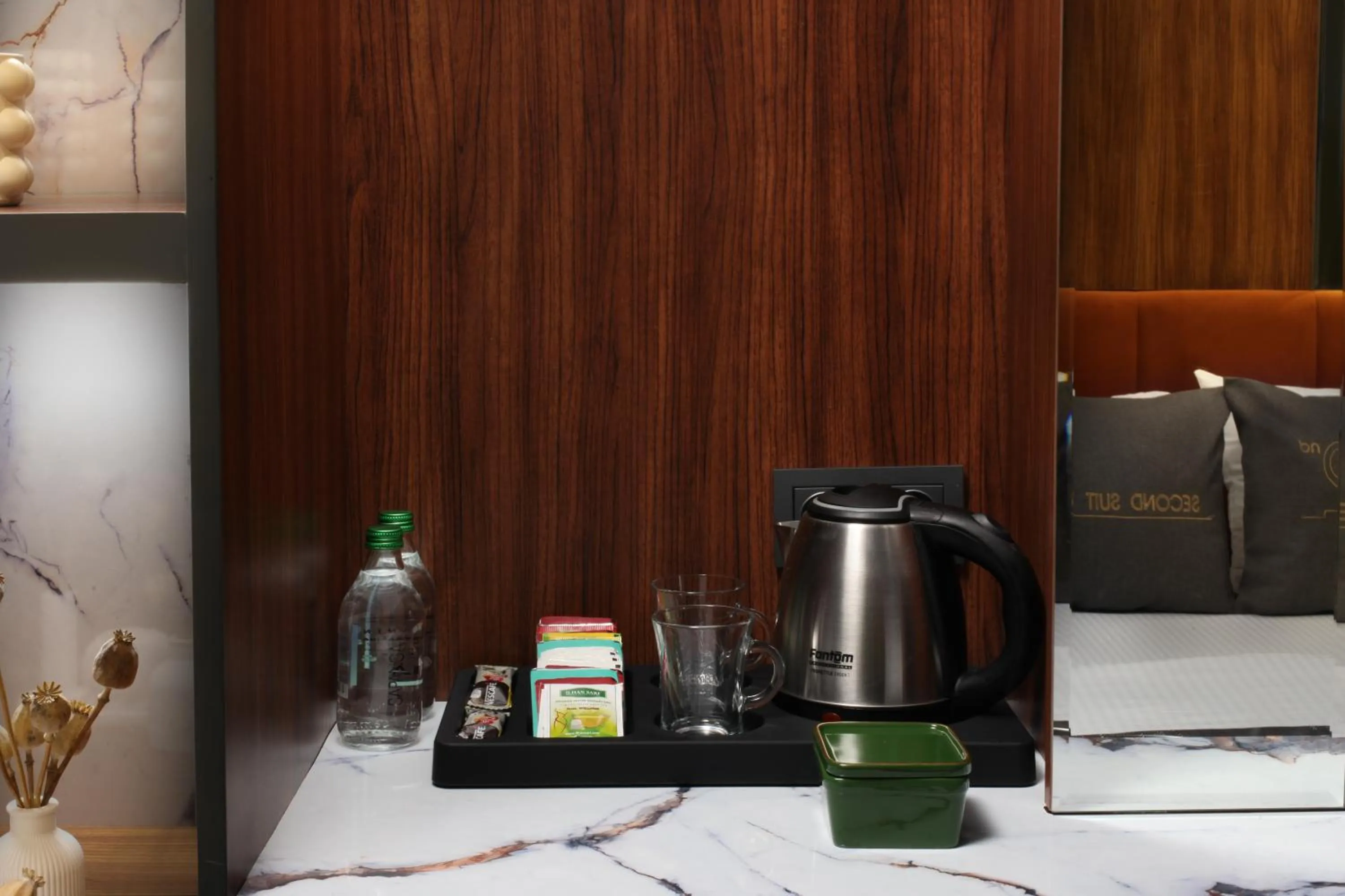 Coffee/tea facilities in Second Suit Hotel