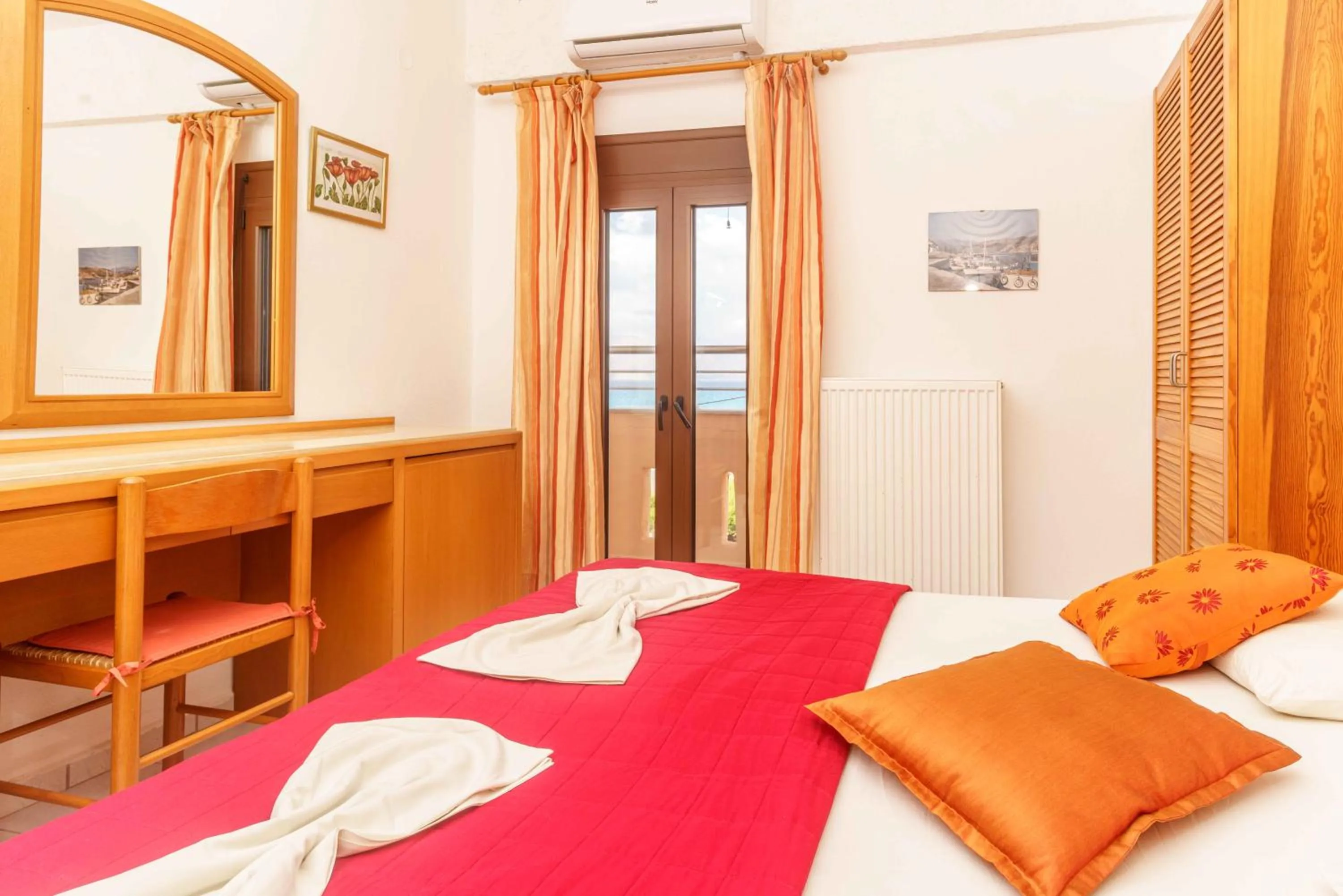 Bedroom, Bed in Alexander Beach Hotel