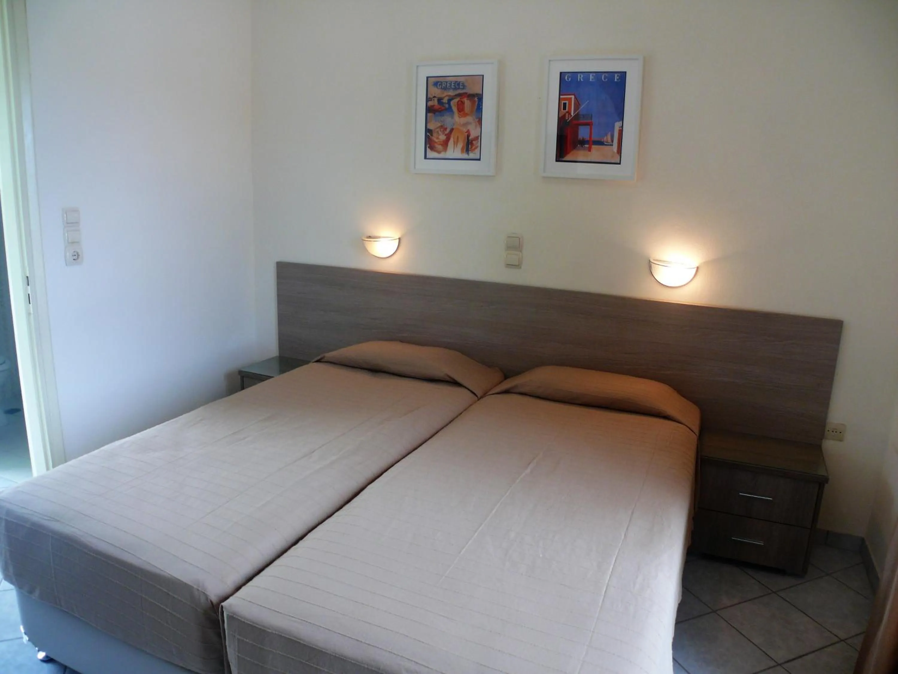 Bed in Hotel Karyatides