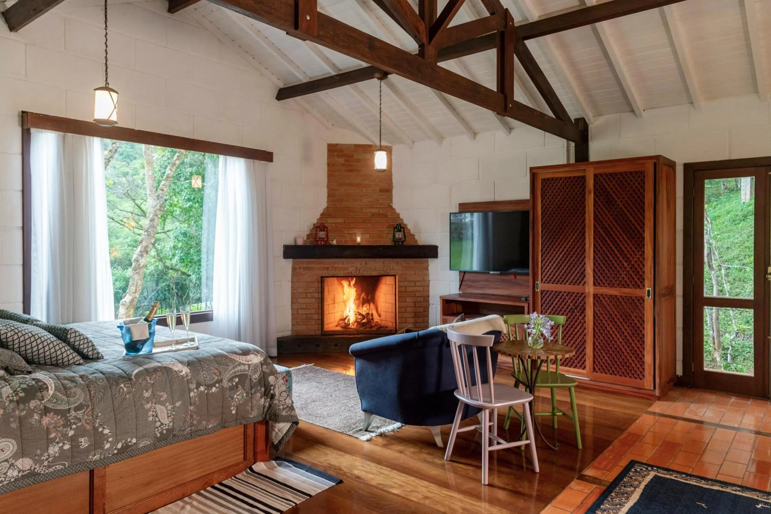 Communal lounge/ TV room in Pousada Terra Crua