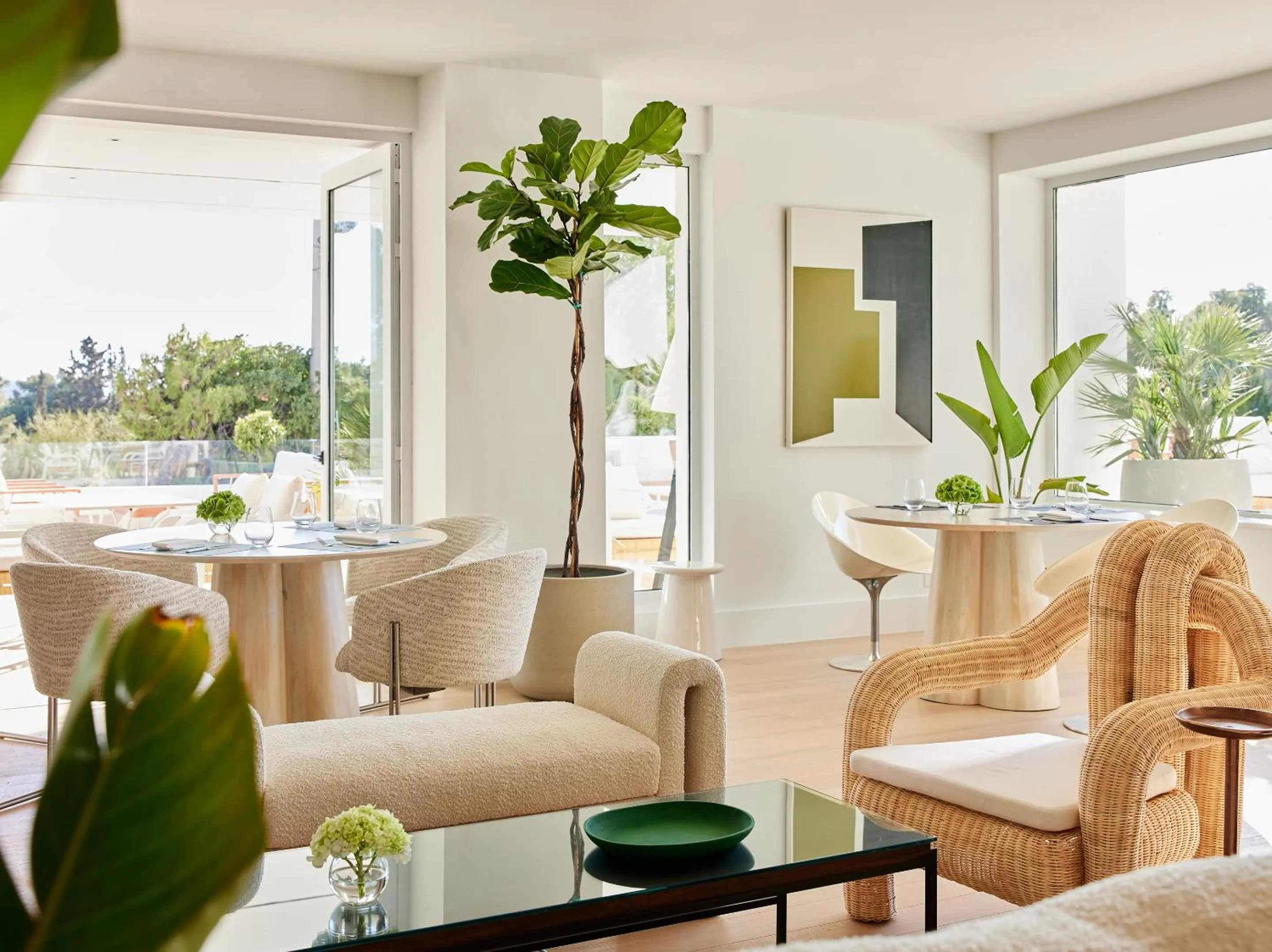 Restaurant/places to eat in Vouliagmeni Suites