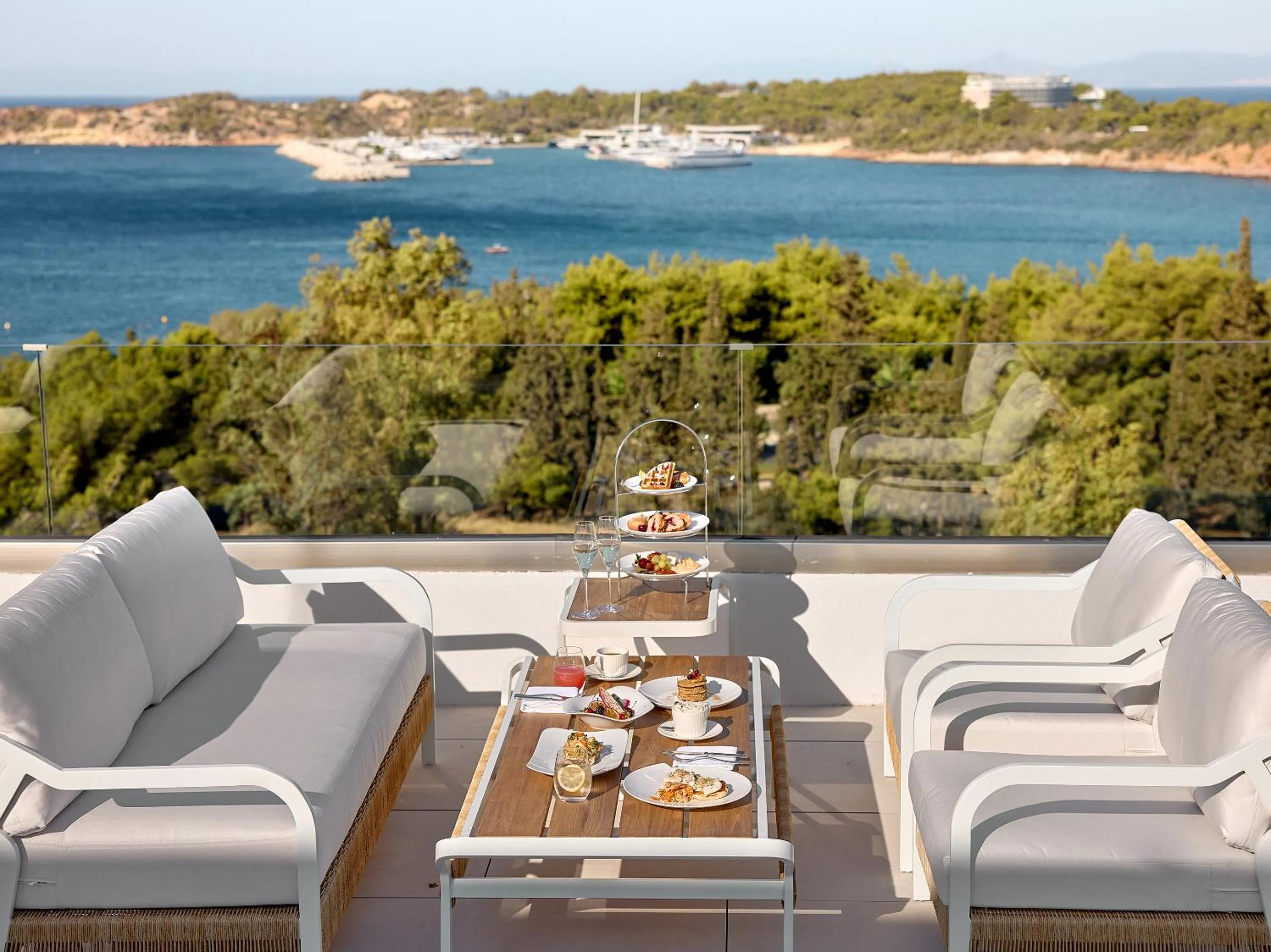Restaurant/places to eat in Vouliagmeni Suites