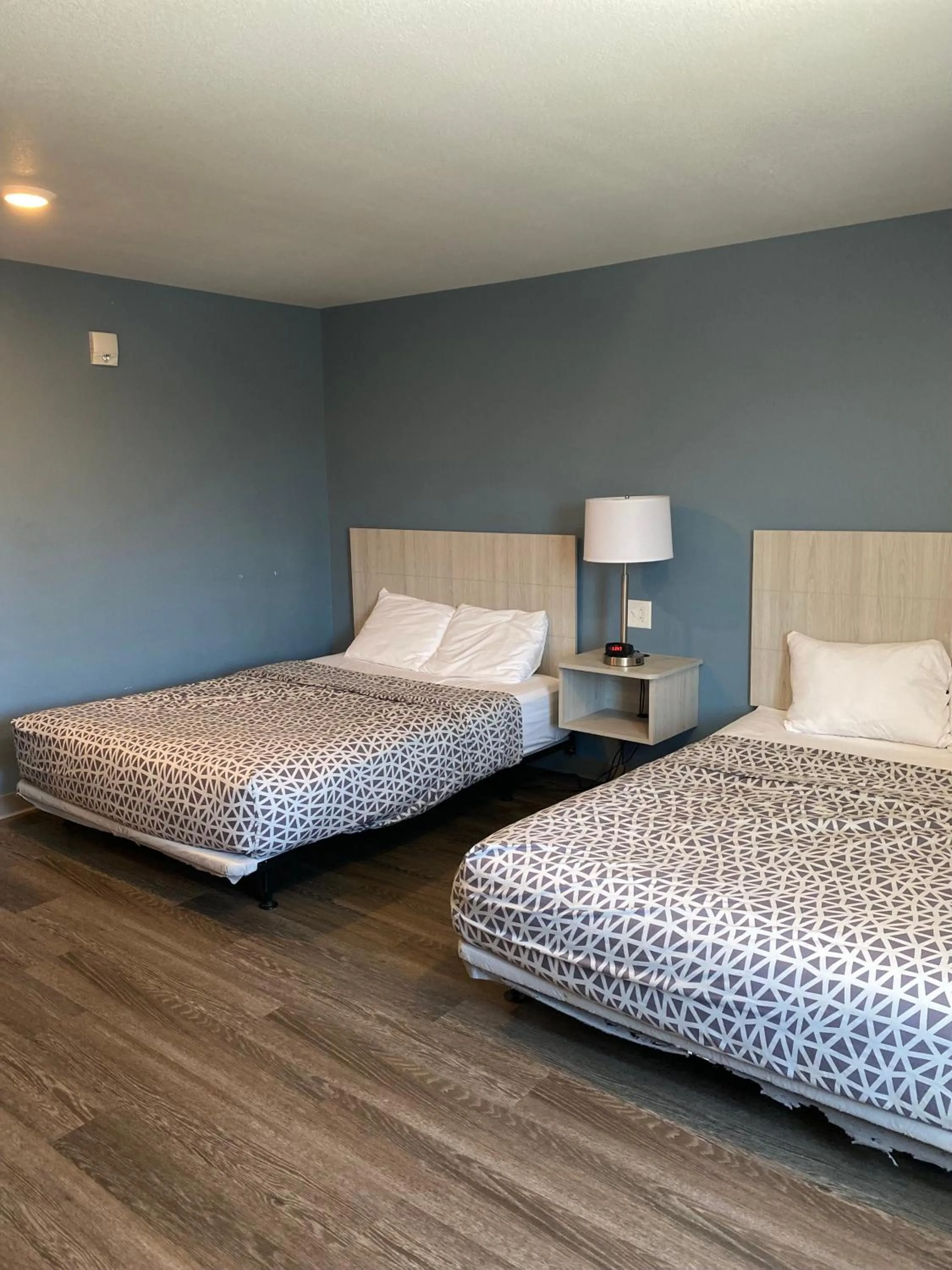 Bed in WoodSpring Suites Hermitage - Nashville Airport