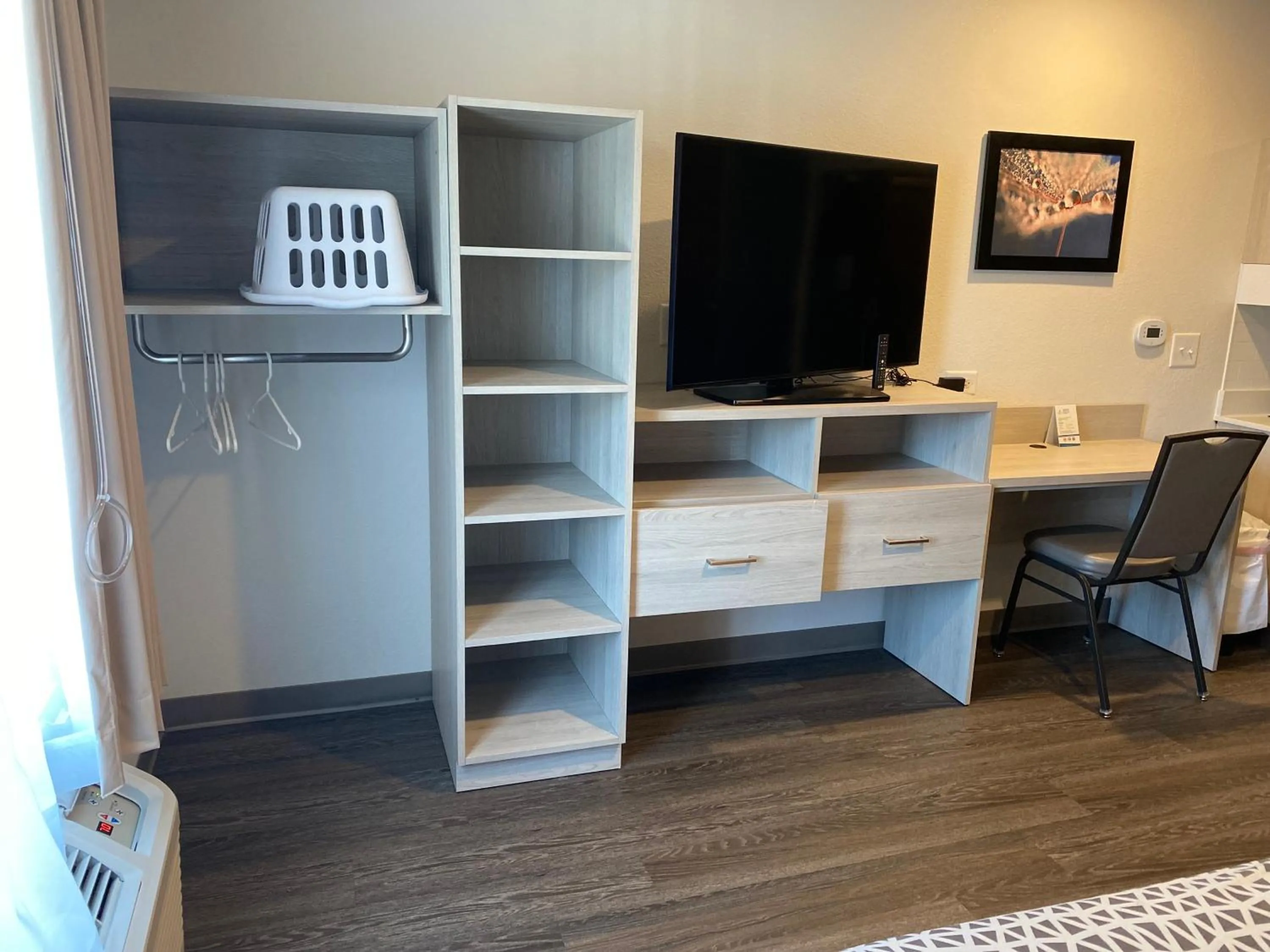 TV and multimedia in WoodSpring Suites Hermitage - Nashville Airport