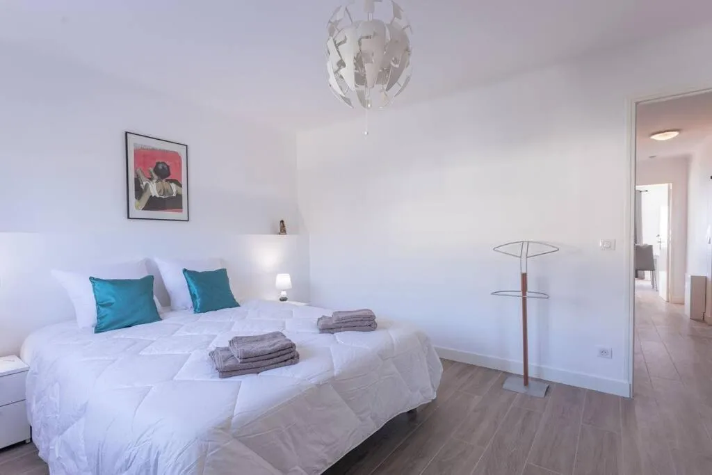 Bedroom, Bed in Apartment With Panoramic Sea View, Walk To The Beach - Maréchal Juin by Halldis