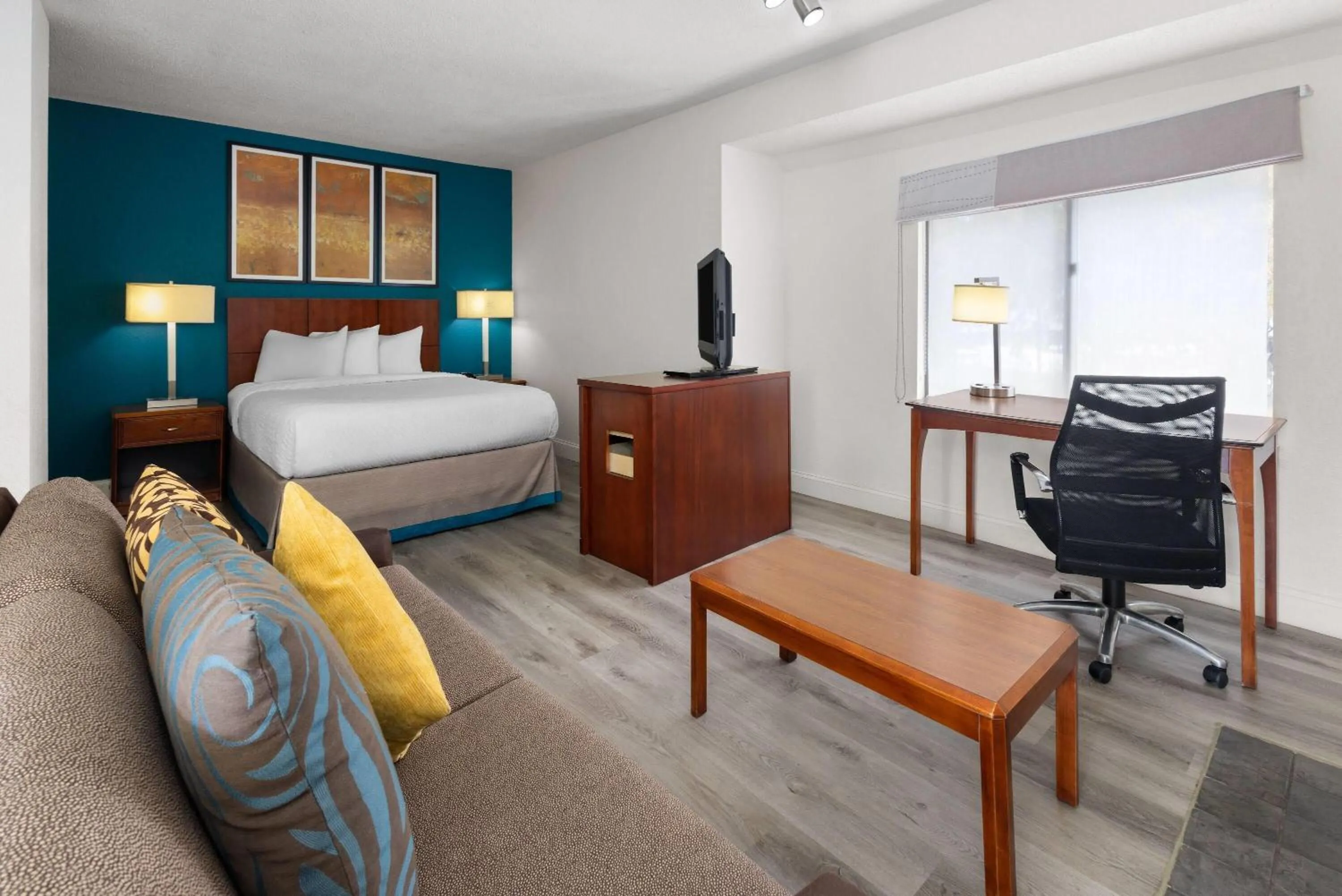 Photo of the whole room, Bed in Tysons Corner Suites, A Baymont by Wyndham