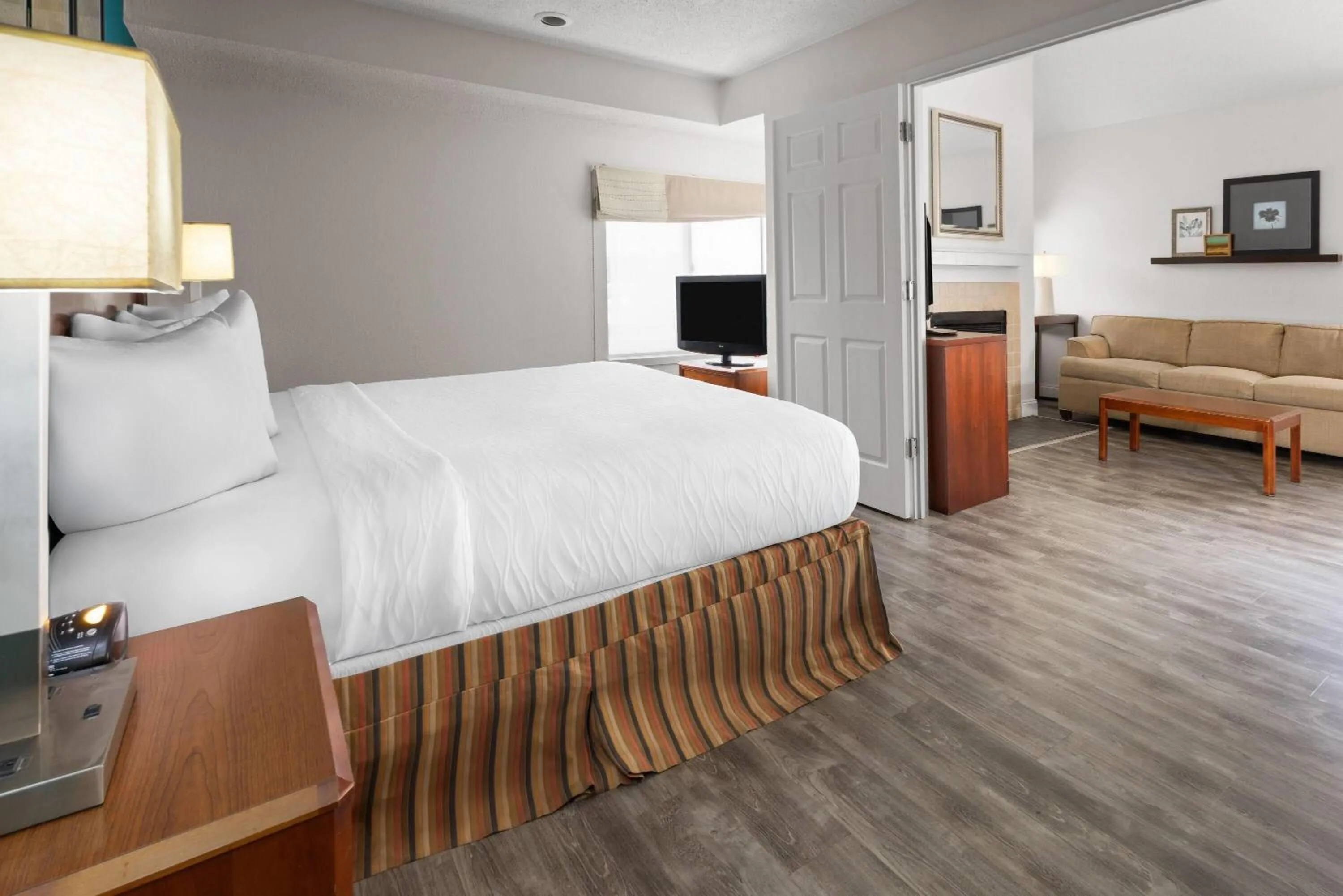 Photo of the whole room, Bed in Tysons Corner Suites, A Baymont by Wyndham