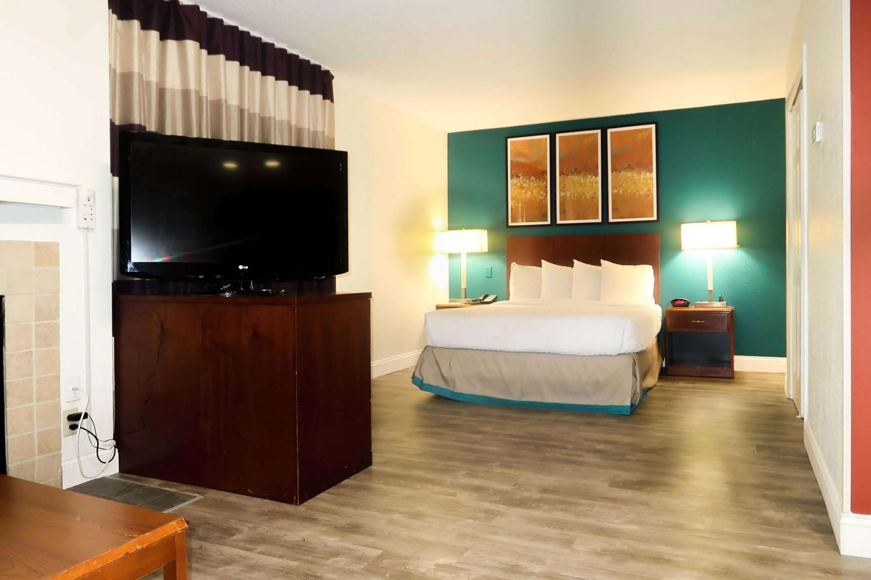 Photo of the whole room, Bed in Tysons Corner Suites, A Baymont by Wyndham