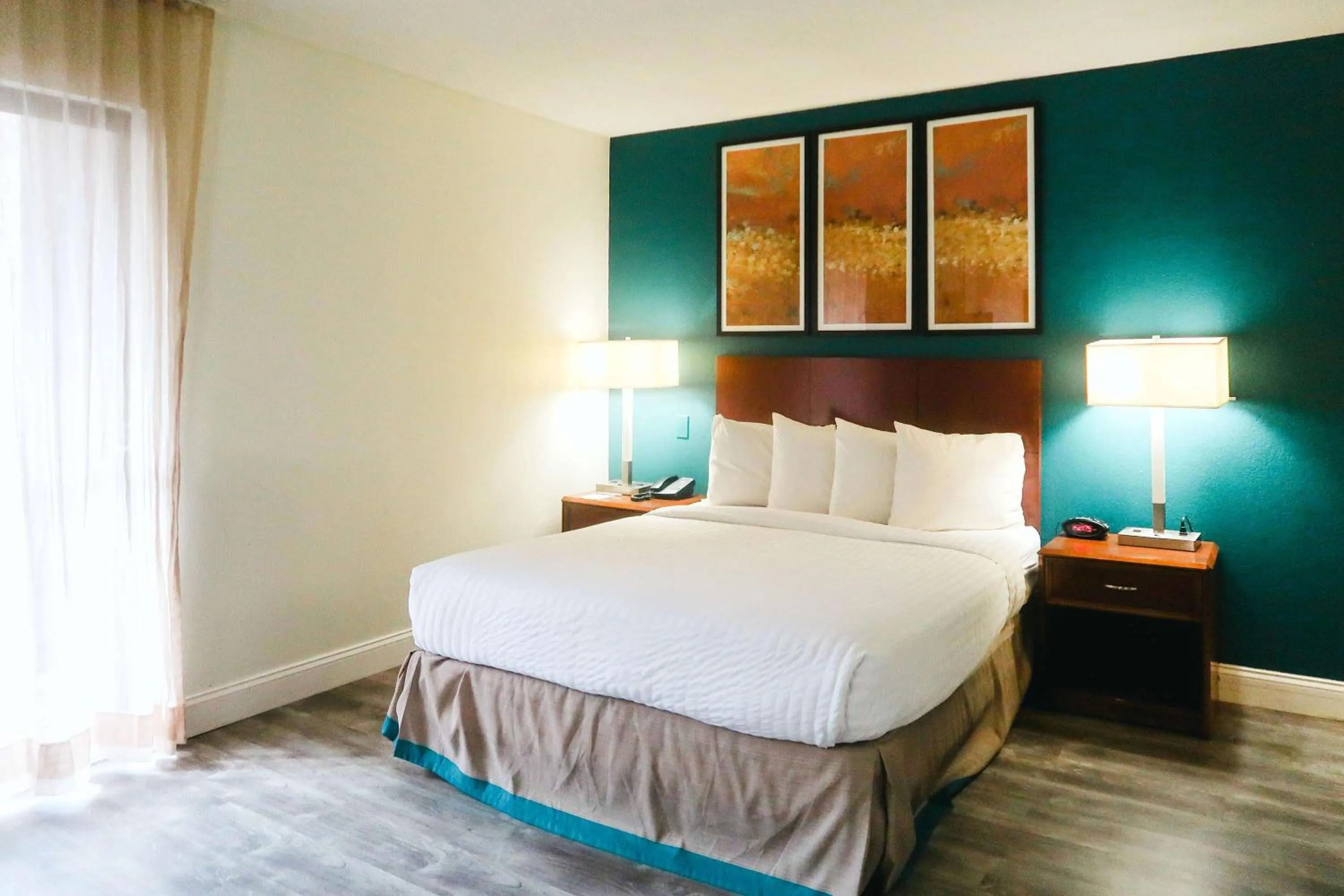 Photo of the whole room, Bed in Tysons Corner Suites, A Baymont by Wyndham