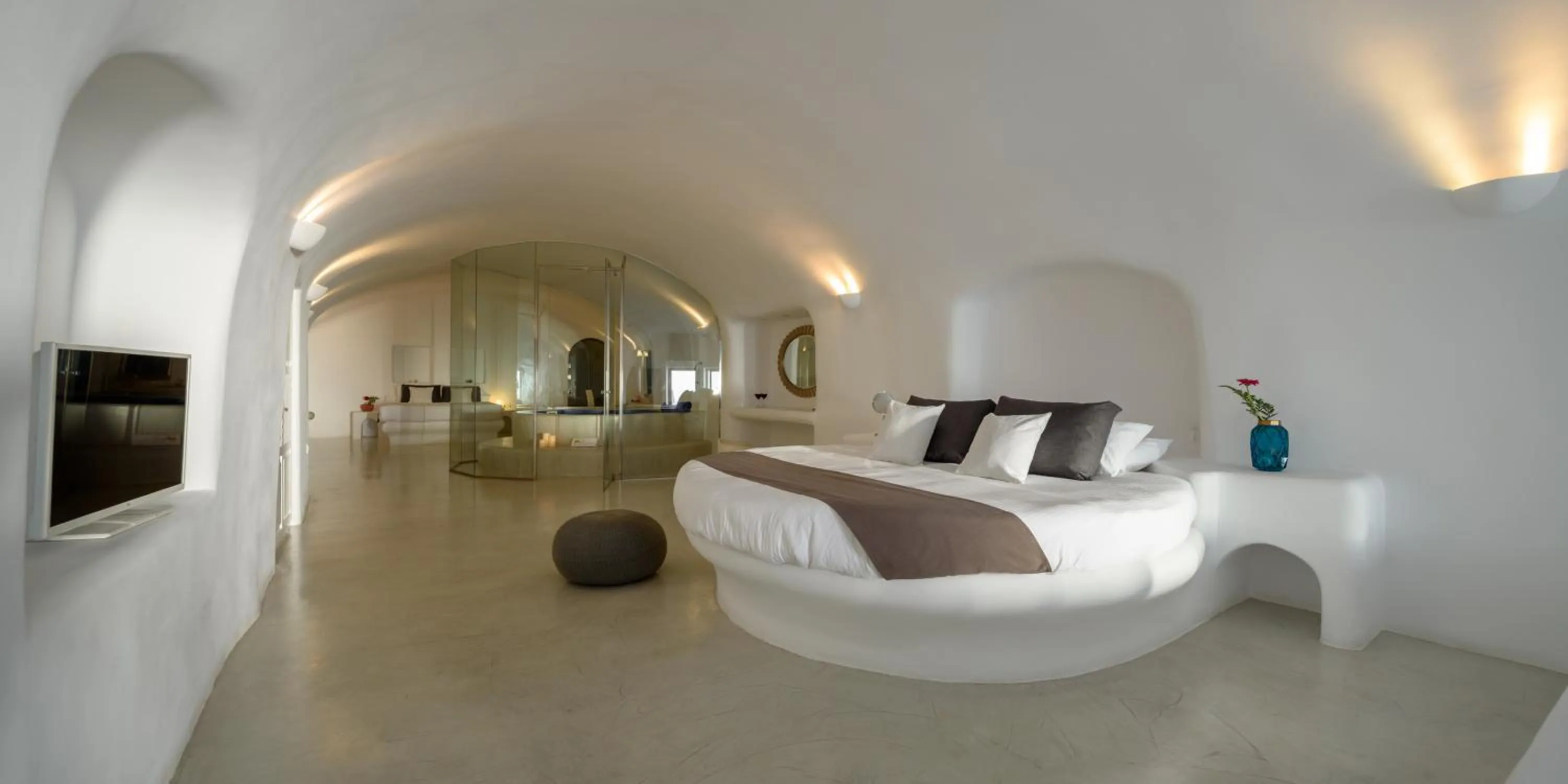 Photo of the whole room, Bed in Pegasus Suites & Spa