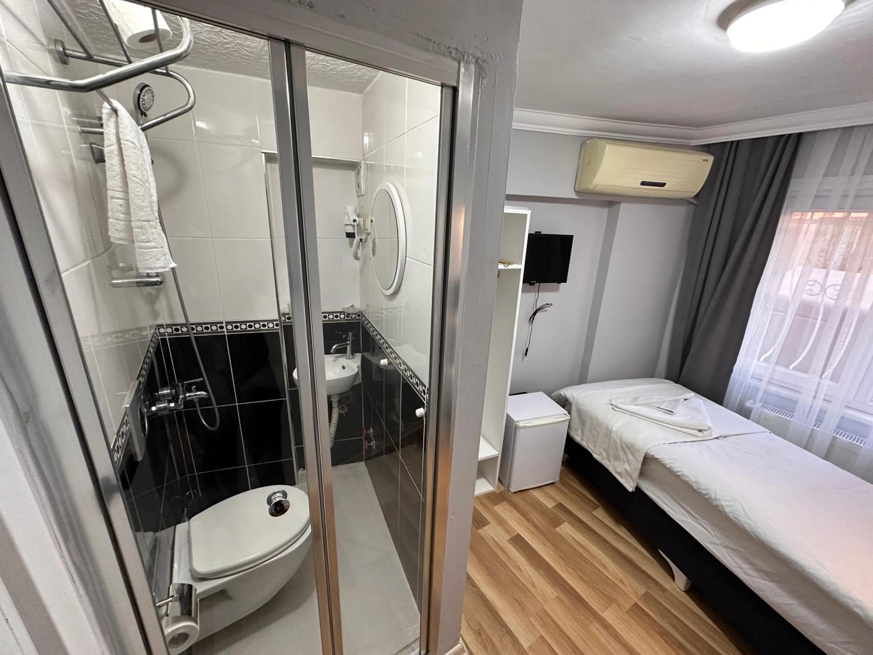 Shower, Bed in Asparagus HOTEL & SUITES OLD CITY