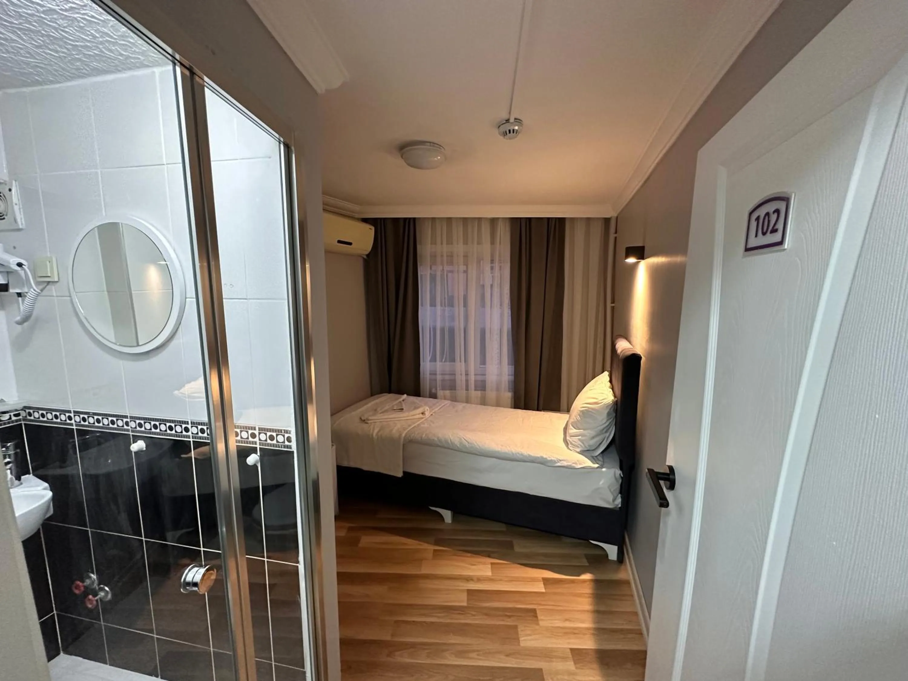 Photo of the whole room, Bed in Asparagus HOTEL & SUITES OLD CITY