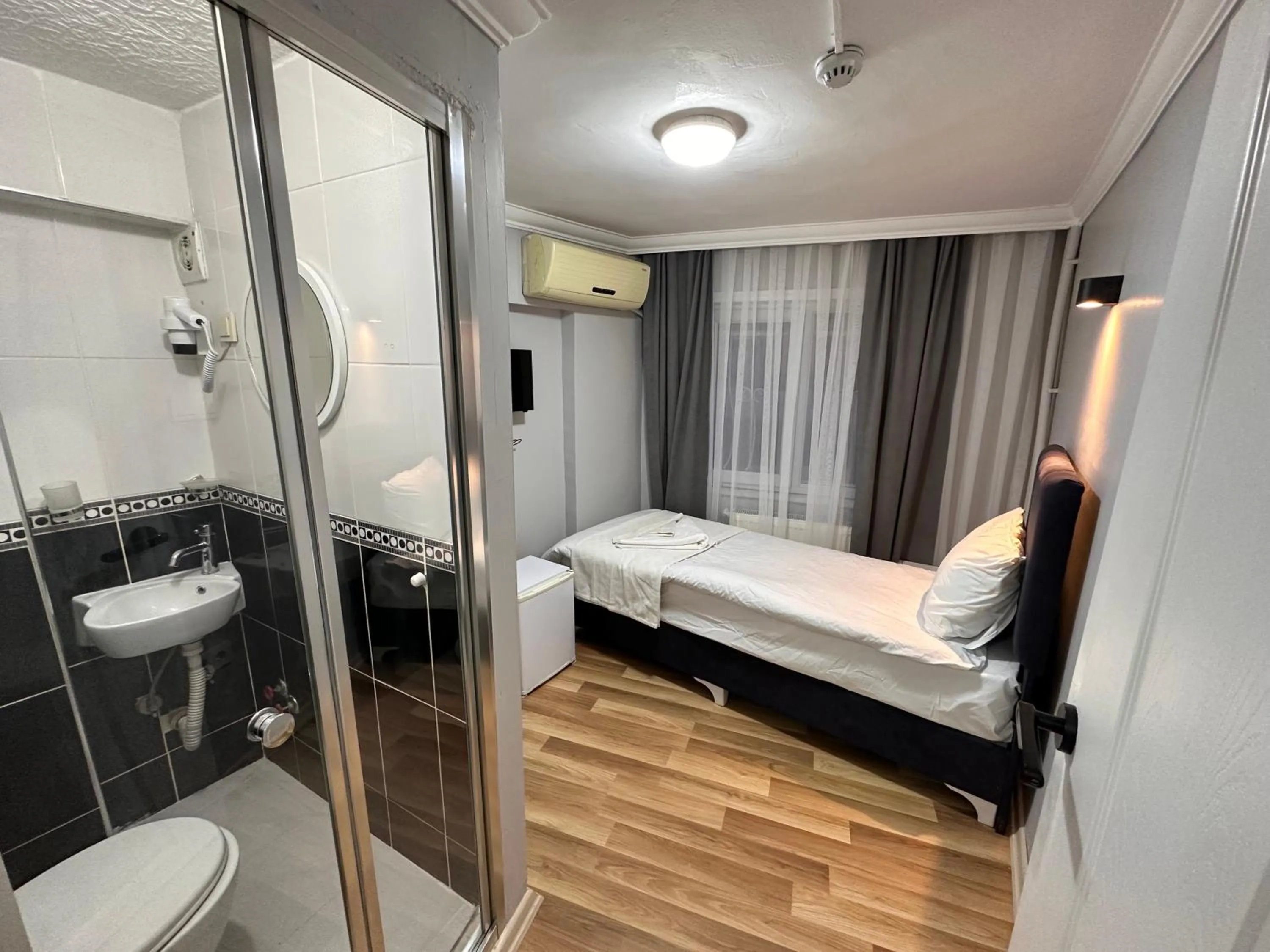 Photo of the whole room, Bed in Asparagus HOTEL & SUITES OLD CITY