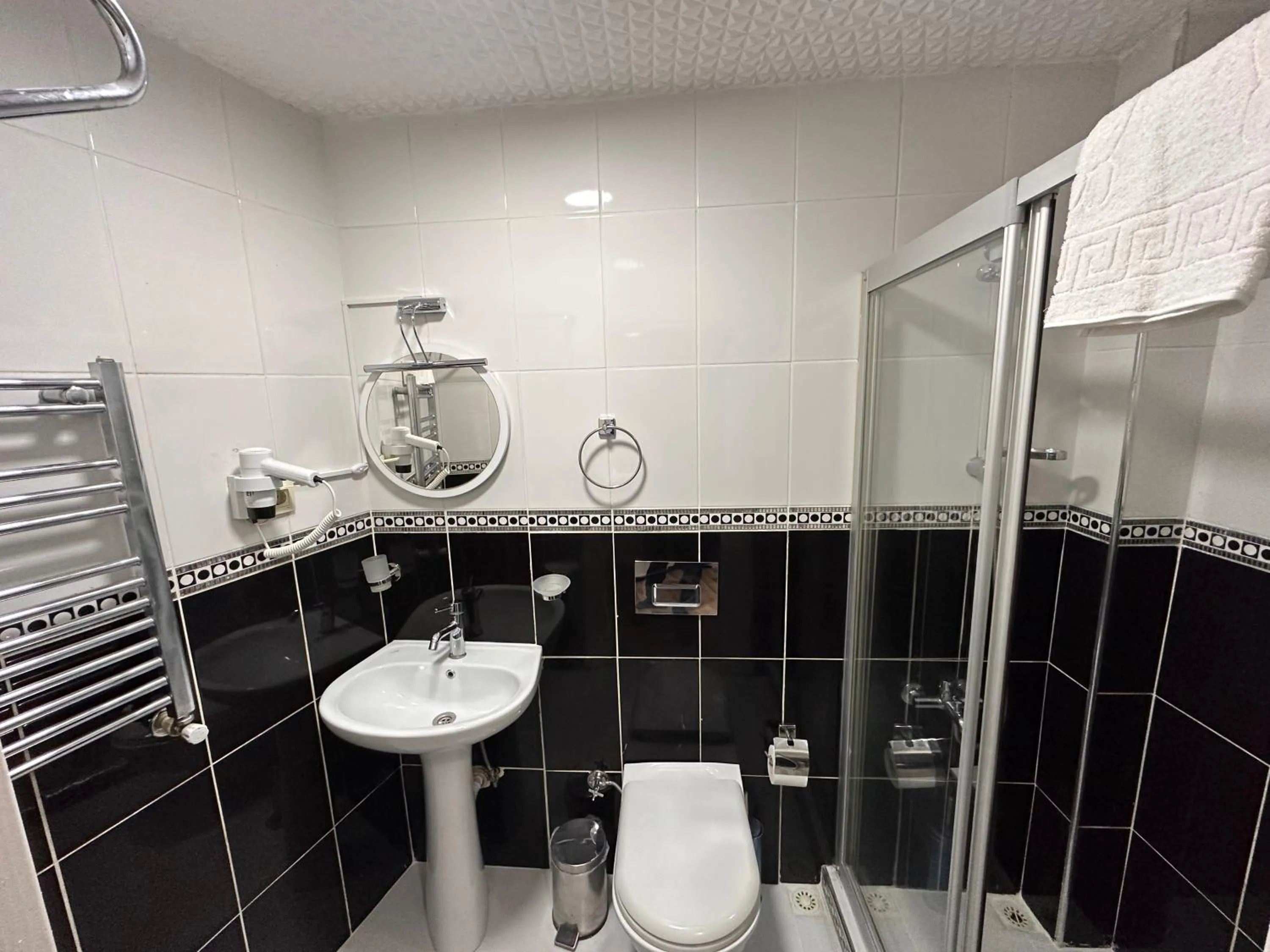 Shower in Asparagus HOTEL & SUITES OLD CITY