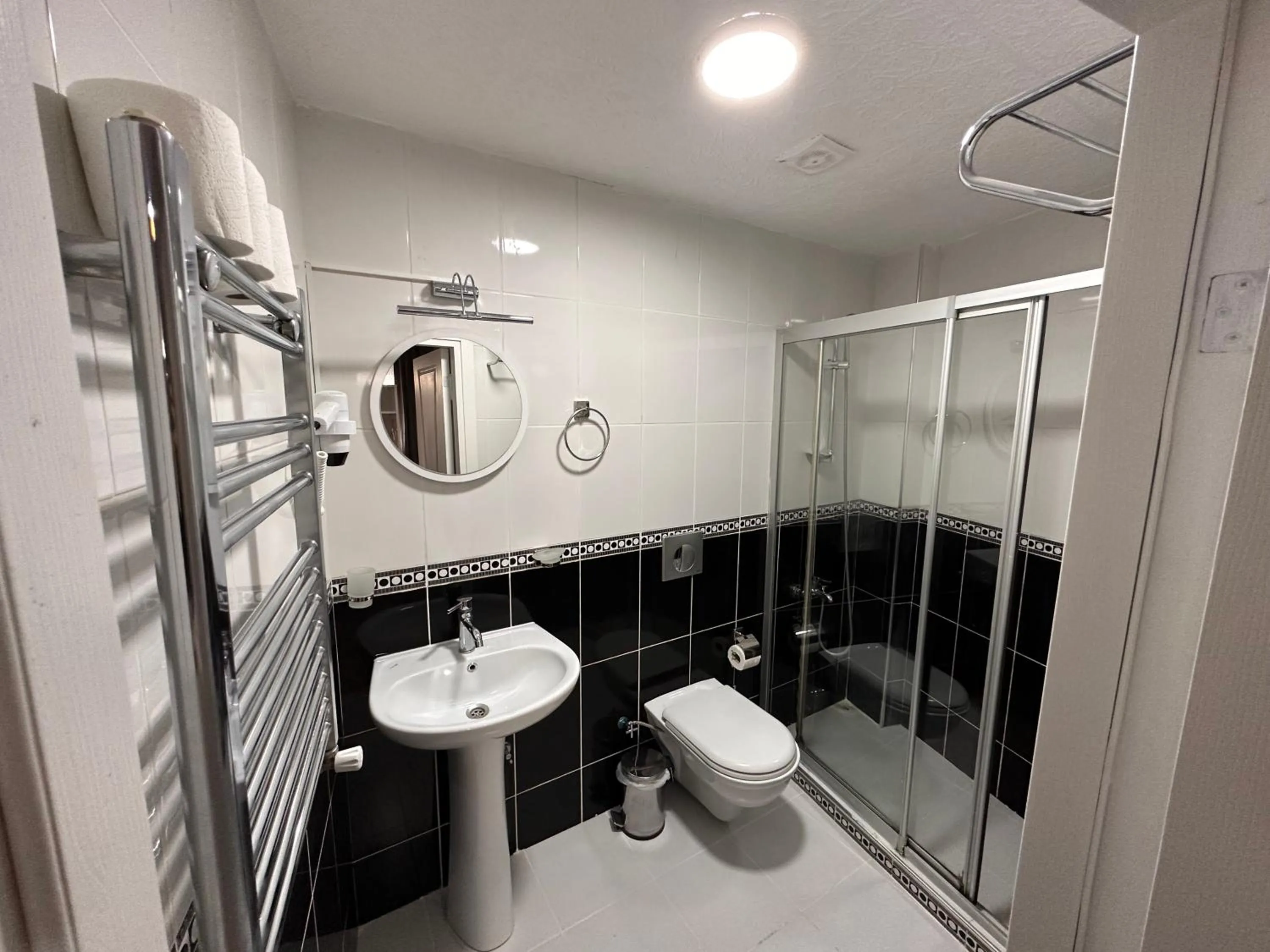 Shower in Asparagus HOTEL & SUITES OLD CITY