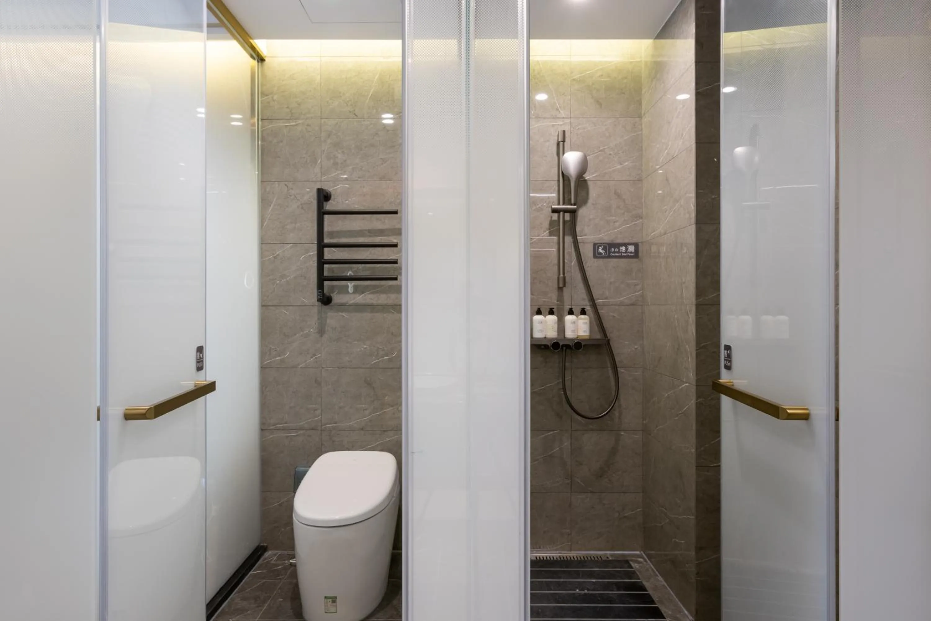 Shower in Nostalgia S Hotel Beijing National Olympic Sports Center