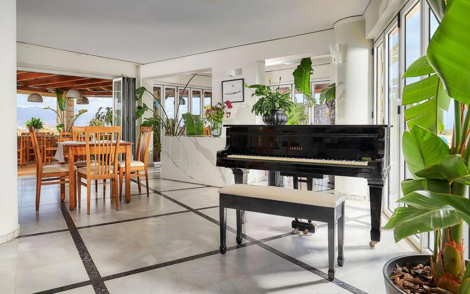 Restaurant/places to eat in Futura Hotel