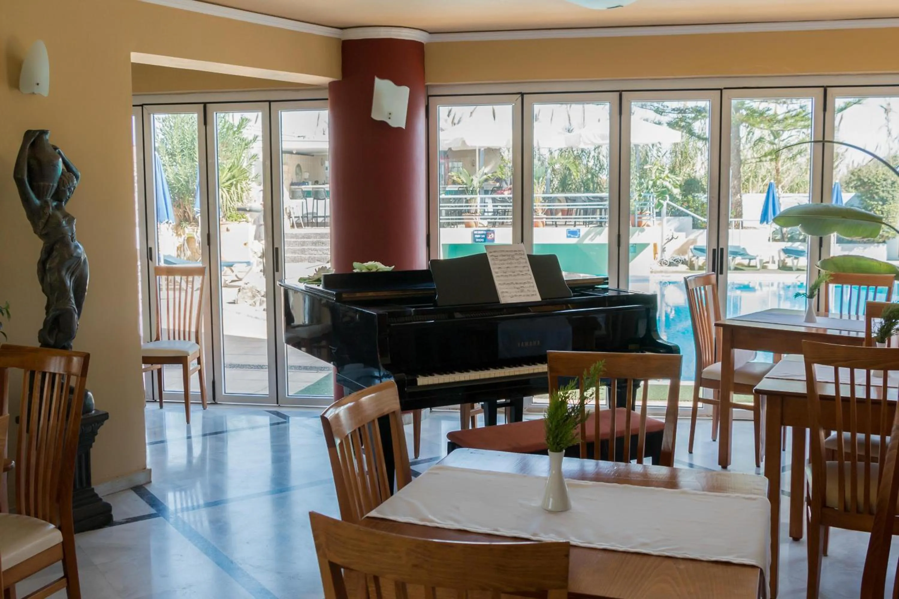 Restaurant/places to eat in Futura Hotel