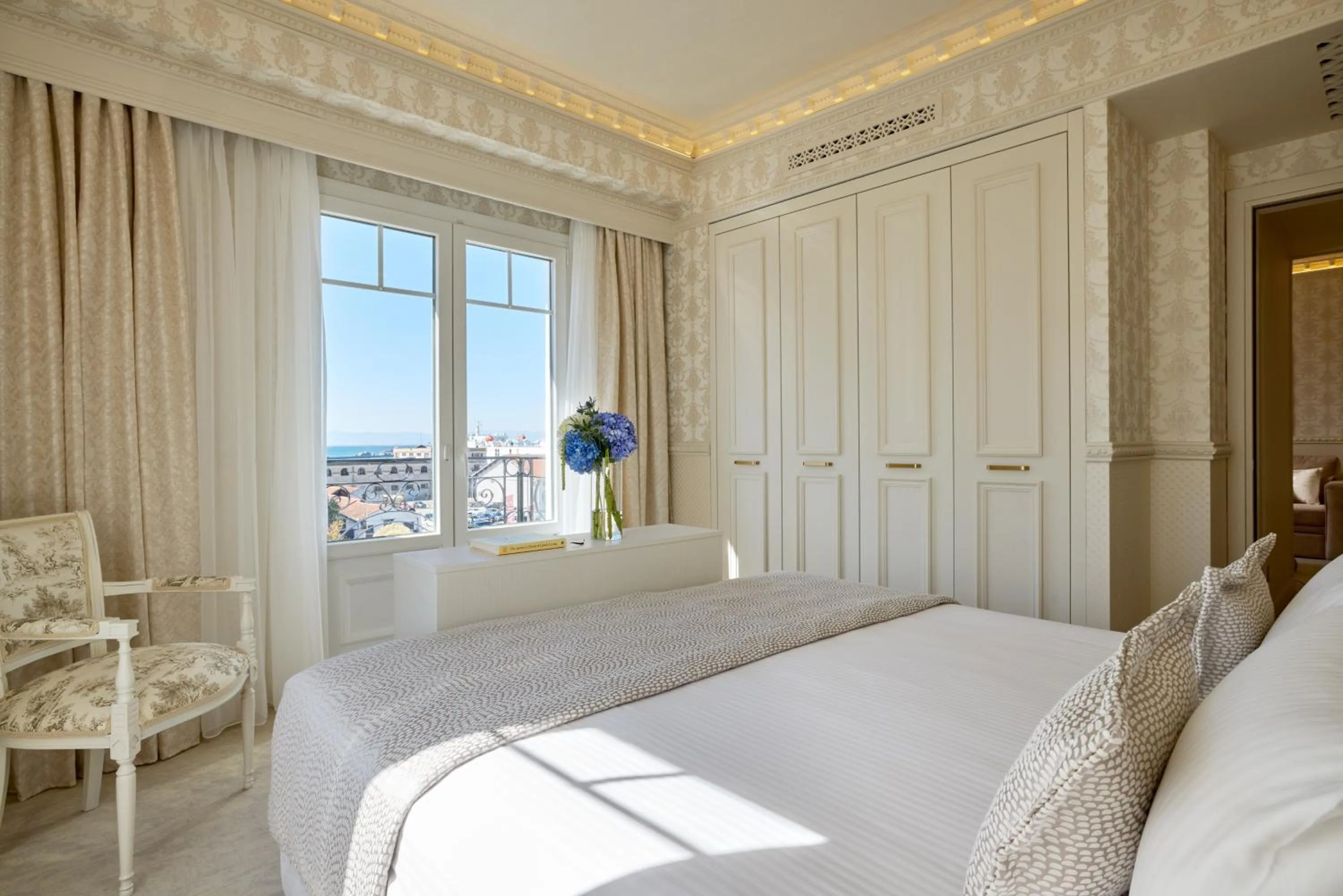 Photo of the whole room, Bed in Mediterranean Palace