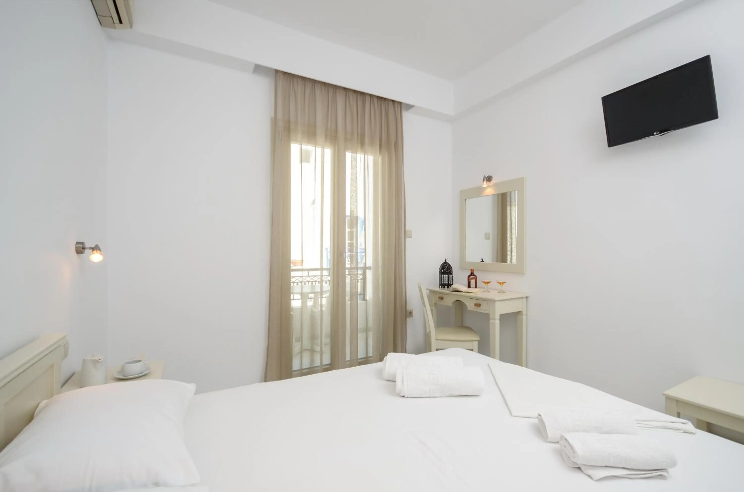 Photo of the whole room, Bed in Soula Naxos