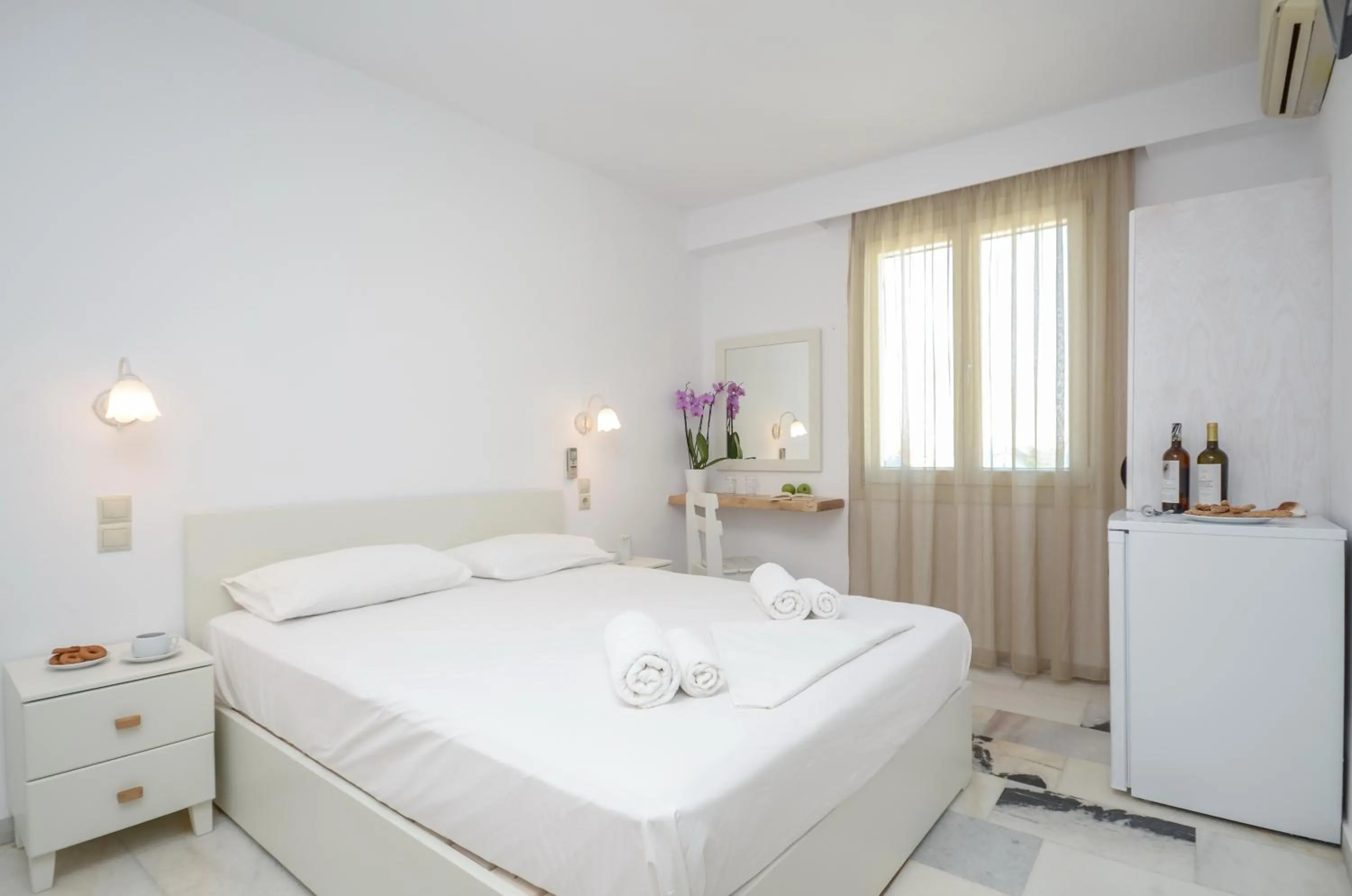 Photo of the whole room, Bed in Soula Naxos