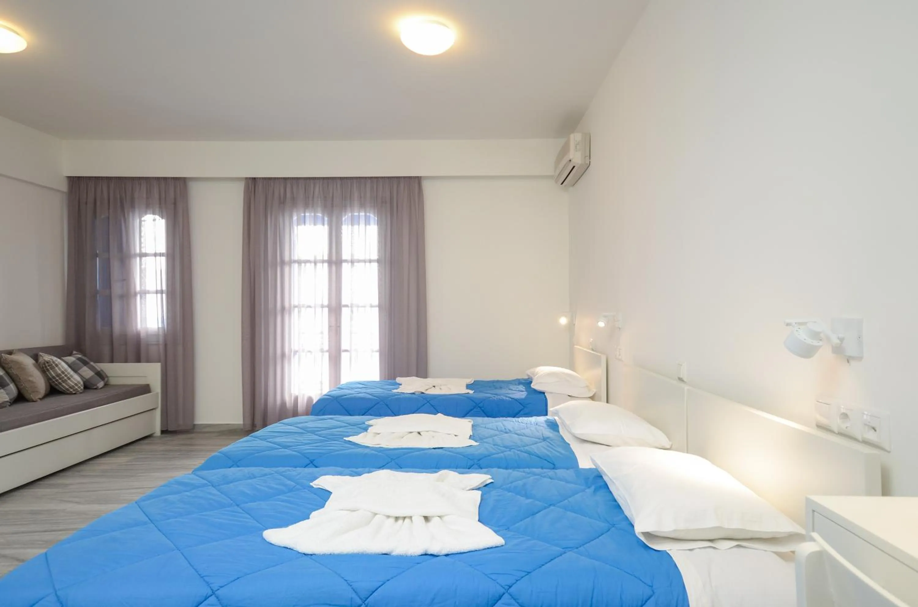 Photo of the whole room, Bed in Soula Naxos