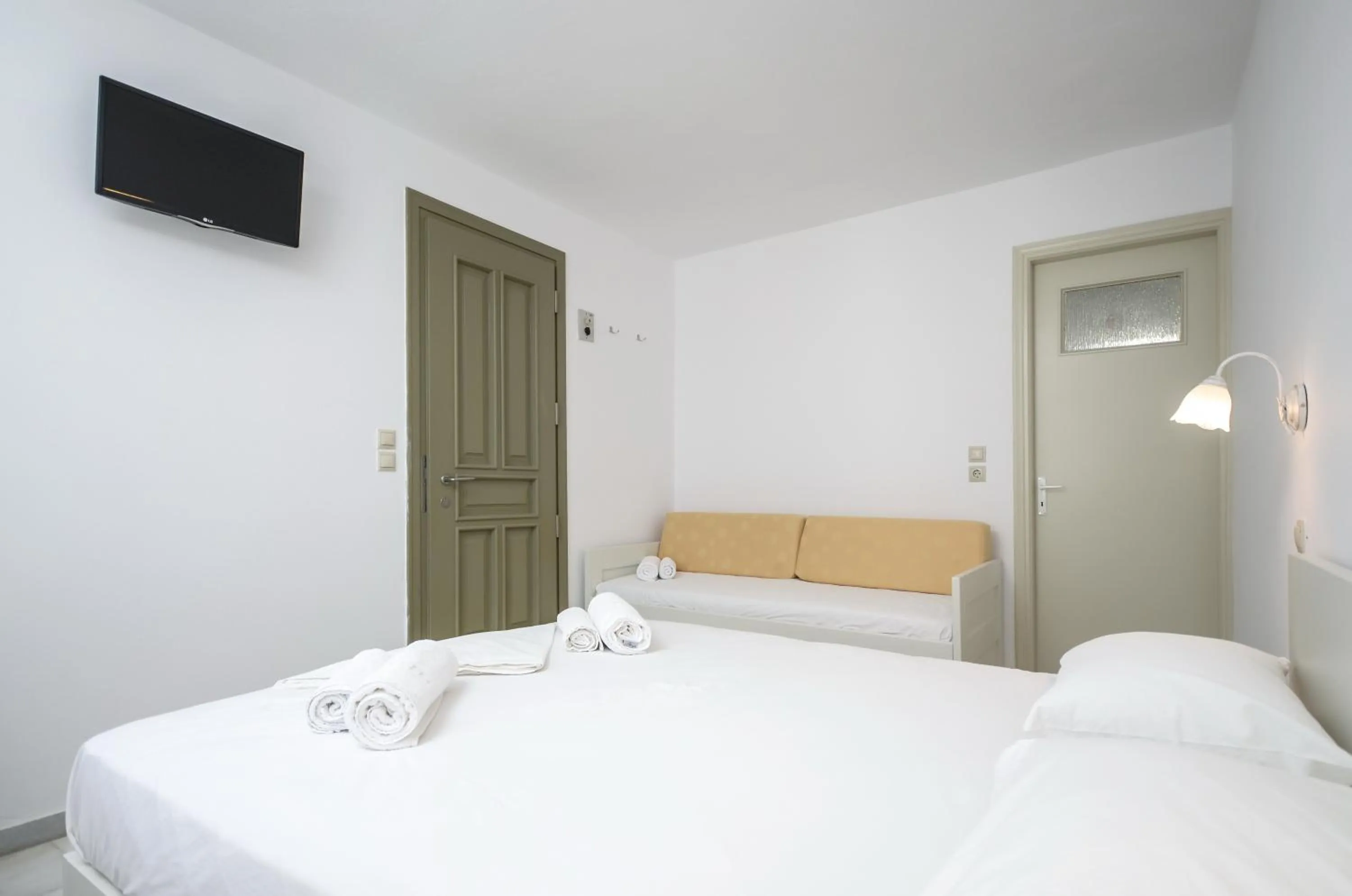 Photo of the whole room, Bed in Soula Naxos