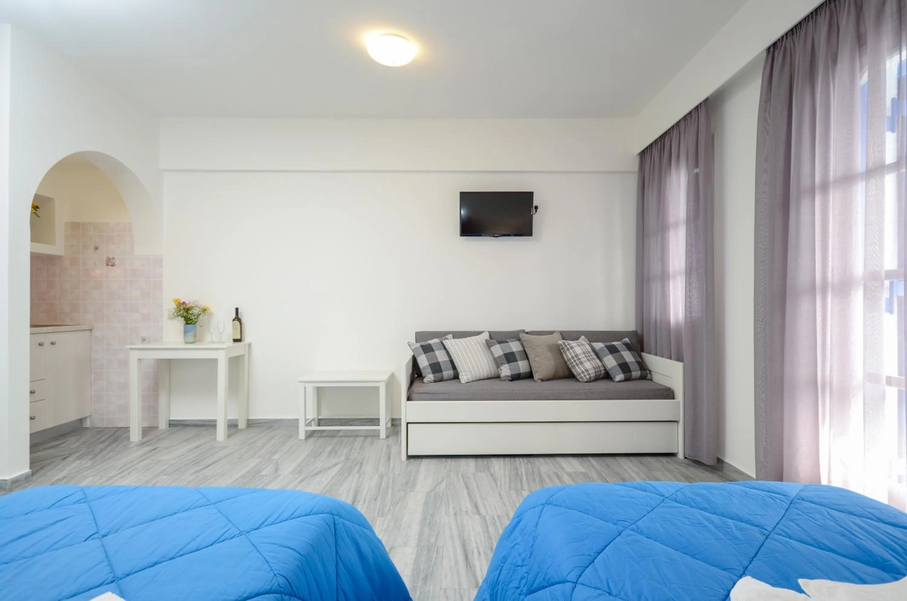 Photo of the whole room, Bed in Soula Naxos