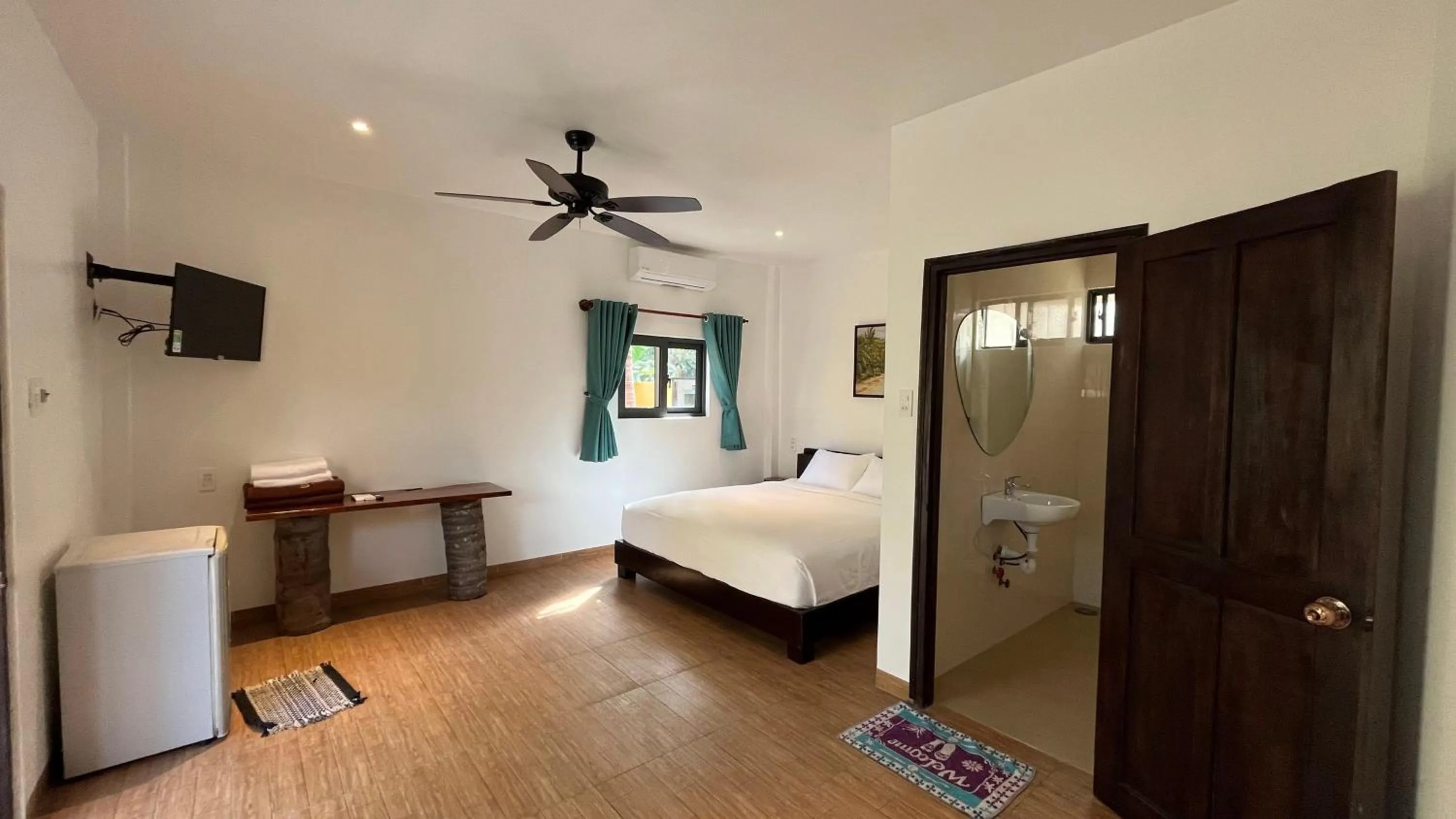 Photo of the whole room, Bed in Mi Nhon Em Hotel Muine