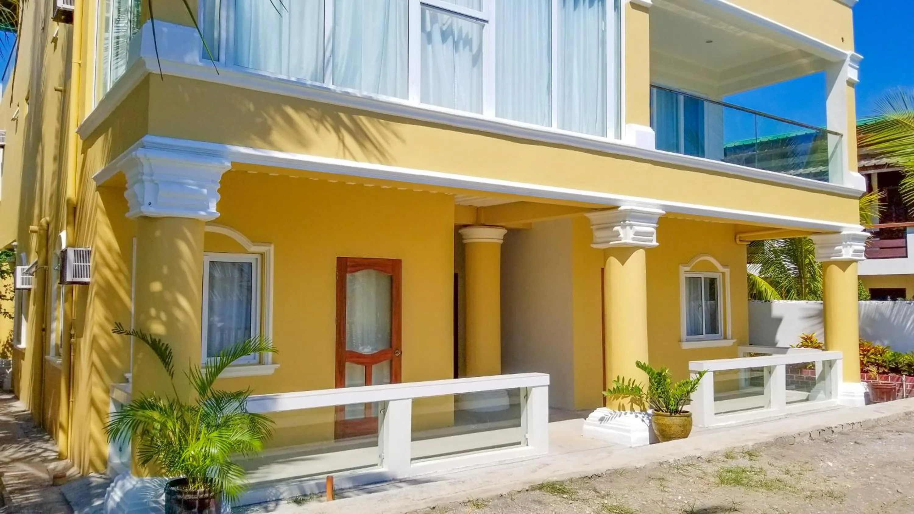 Property building in Crystal Shores Beach Resort powered by Cocotel