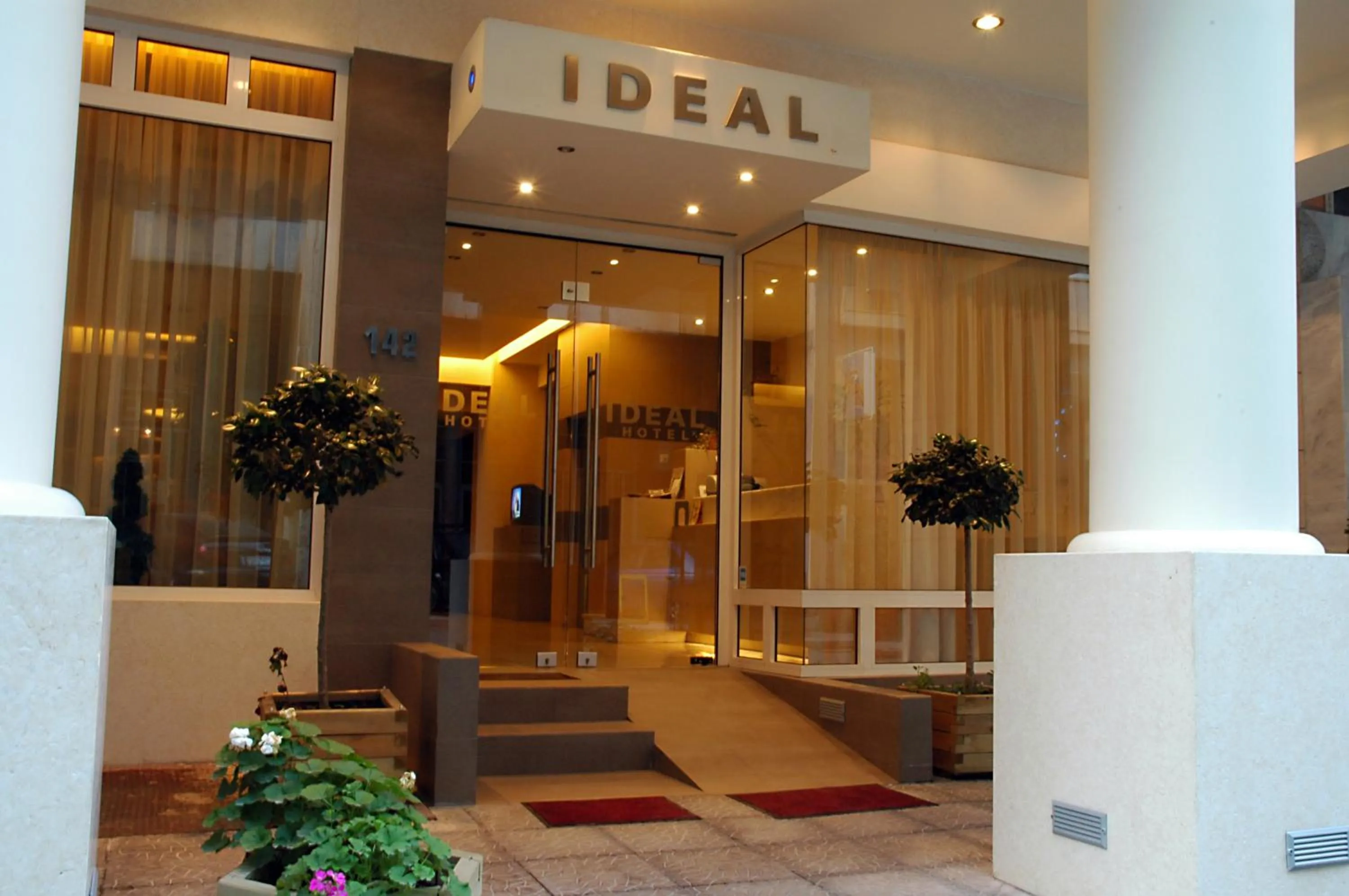 Facade/entrance in Hotel Ideal